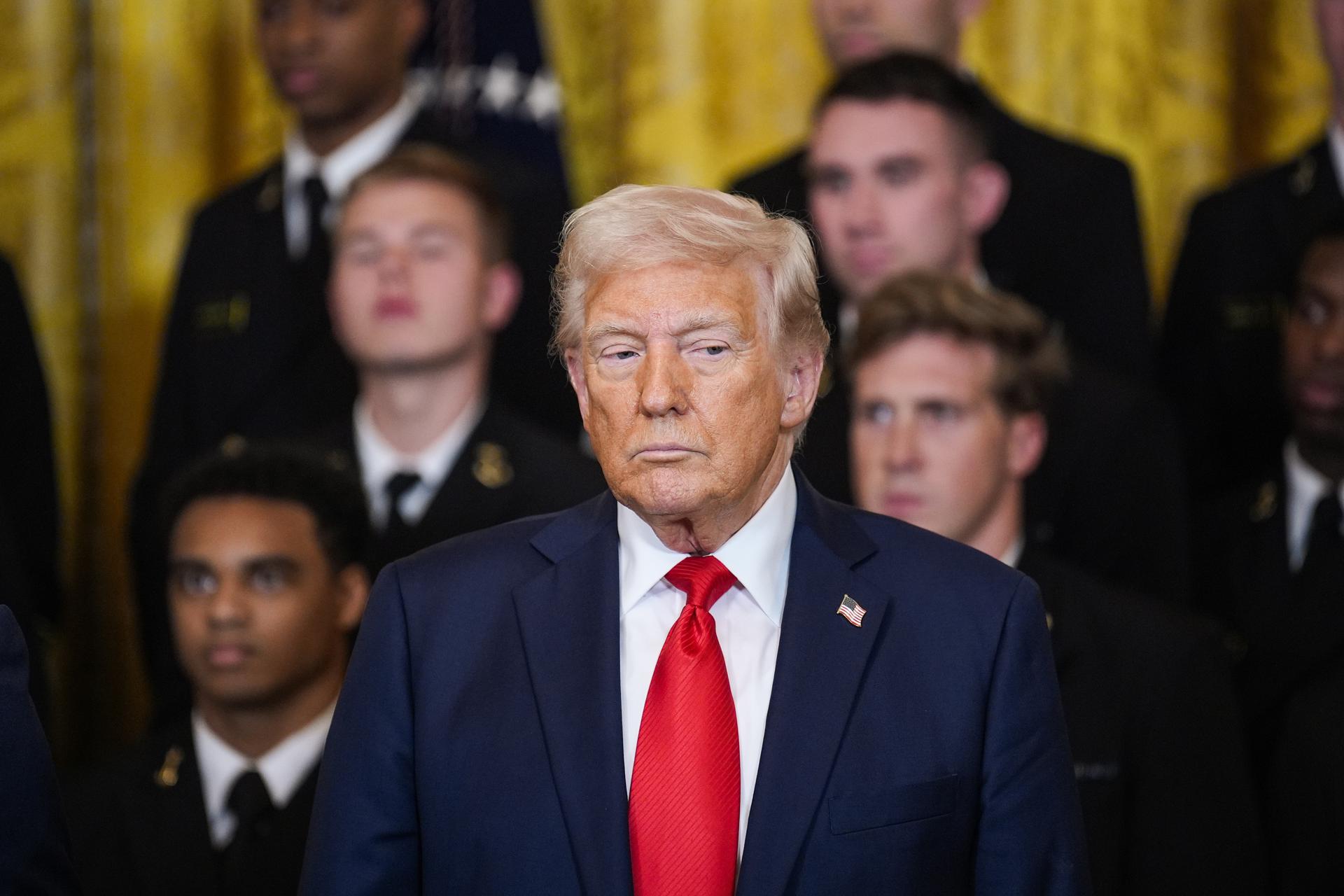 WASHINGTON (United States), 15/04/2025.- US President Donald Trump participates in the Commander-in-Chief Trophy Presentation to the Navy Midshipmen - the United States Naval Academy, in the East Room at the White House in Washington, DC, USA, on 15 April 2025. (Estados Unidos) EFE/EPA/Yuri Gripas / POOL