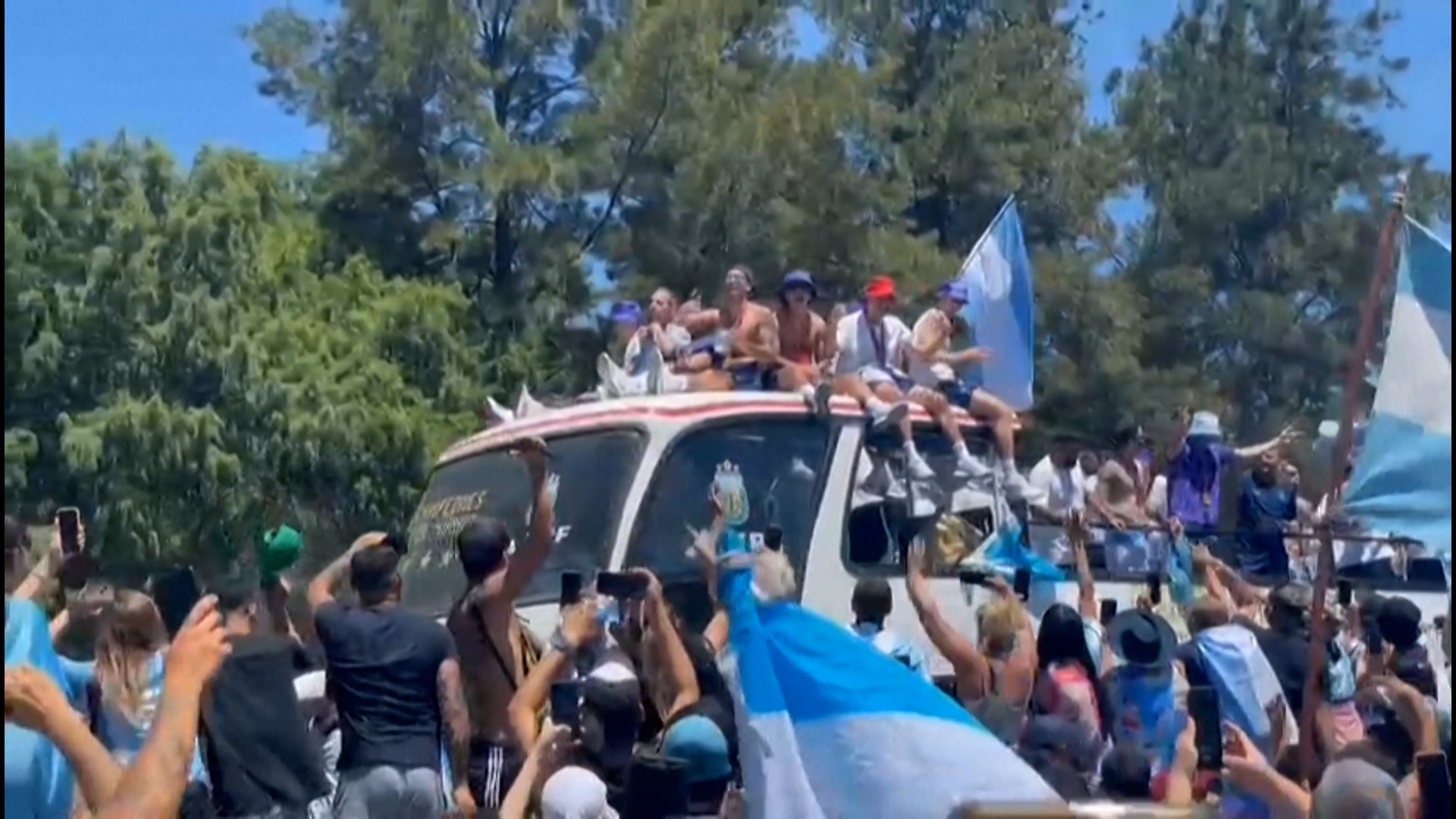 Multitud en Buenos Aires no dejó llegar a la selección argentina al Obelisco