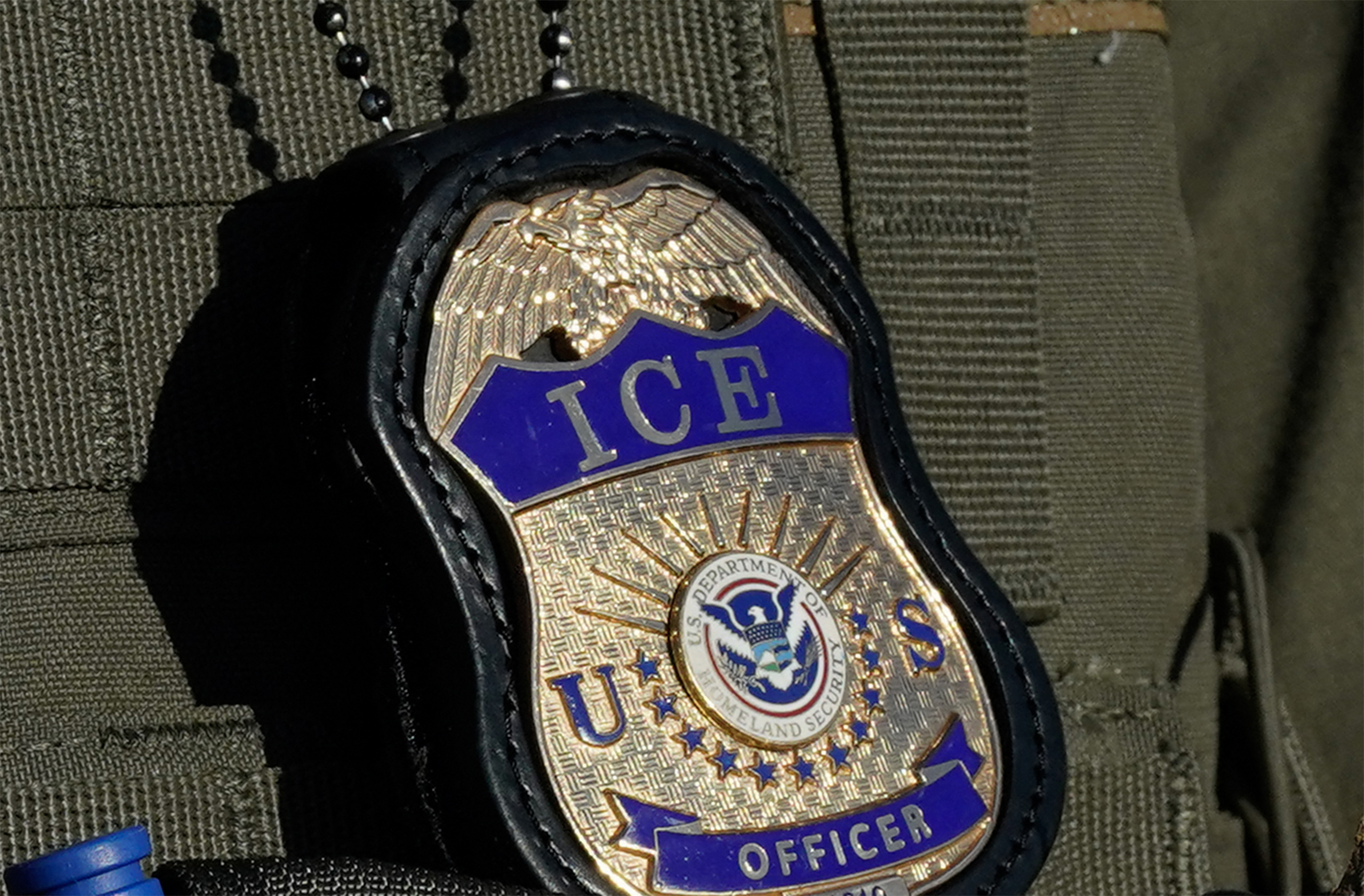 Dos colombianos fueron detenidos por ICE mientras seguían la gira de Karol G