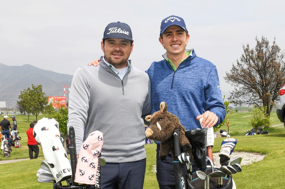 Golfistas que dejan en alto la bandera tricolor