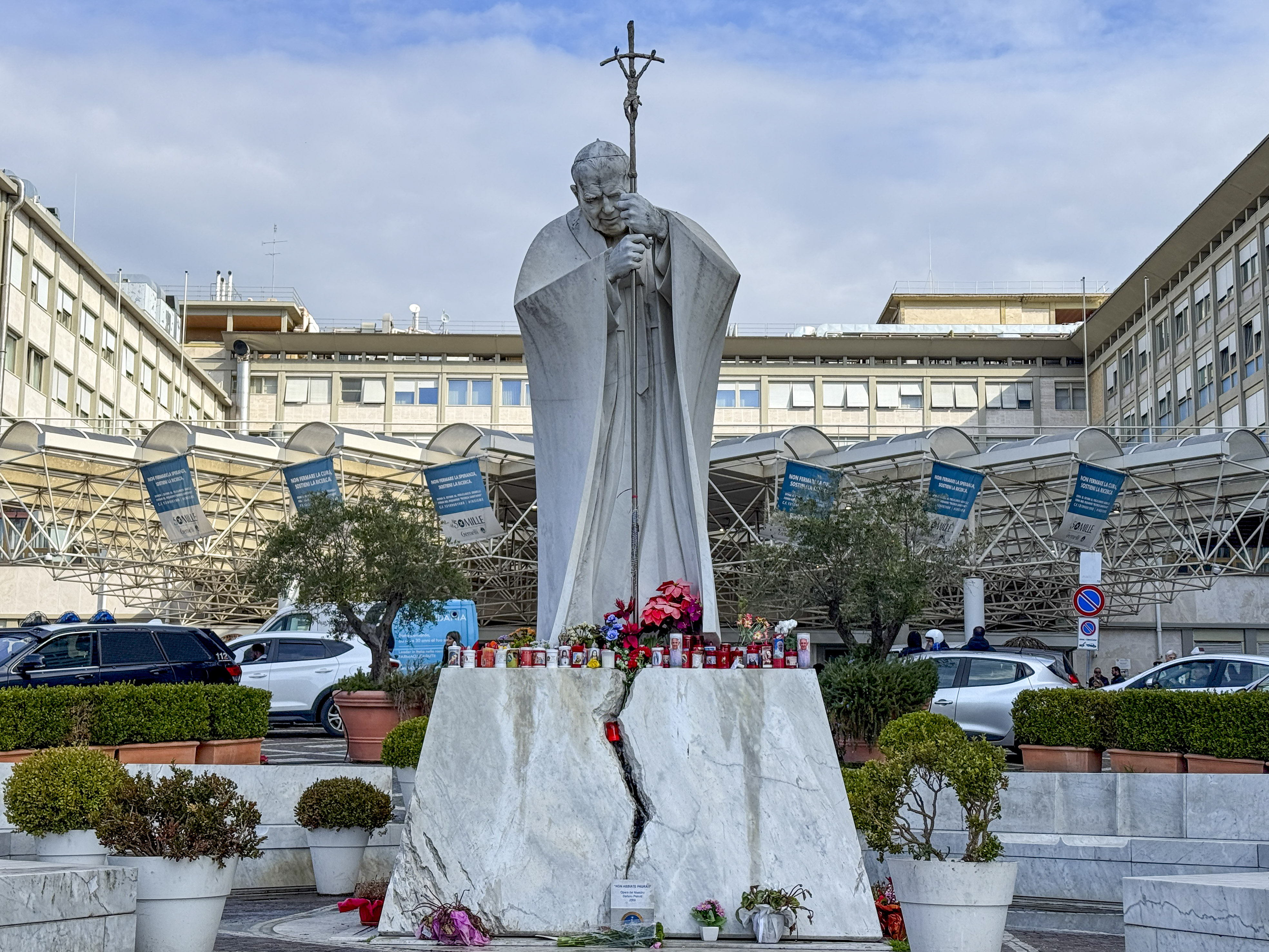 El papa podría renunciar, pero su gran deseo es cumplir el Jubileo, dice cardenal Ravasi
