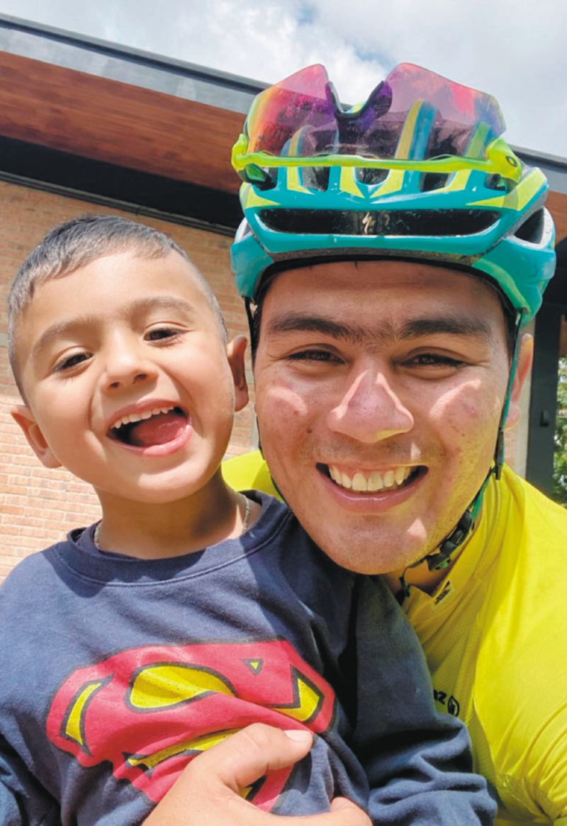 Fabián Puerta, tras un entrenamiento para preparar su regreso, abraza a su hijo, Maximiliano Puerta. / @chispastrack