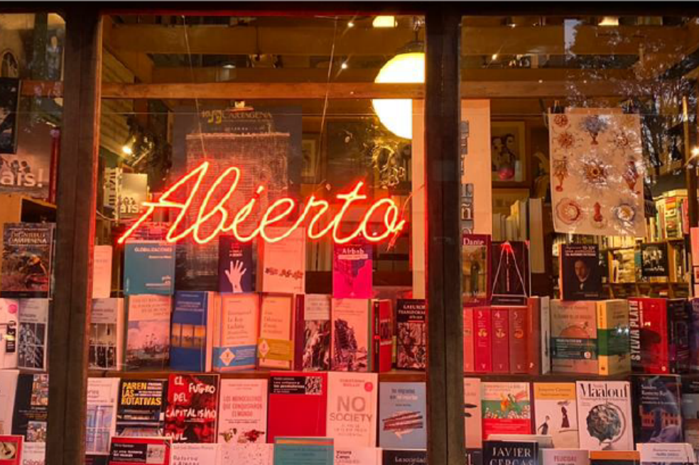 Acudir a las librerías independientes para cultivar la lectura, un universo para todos