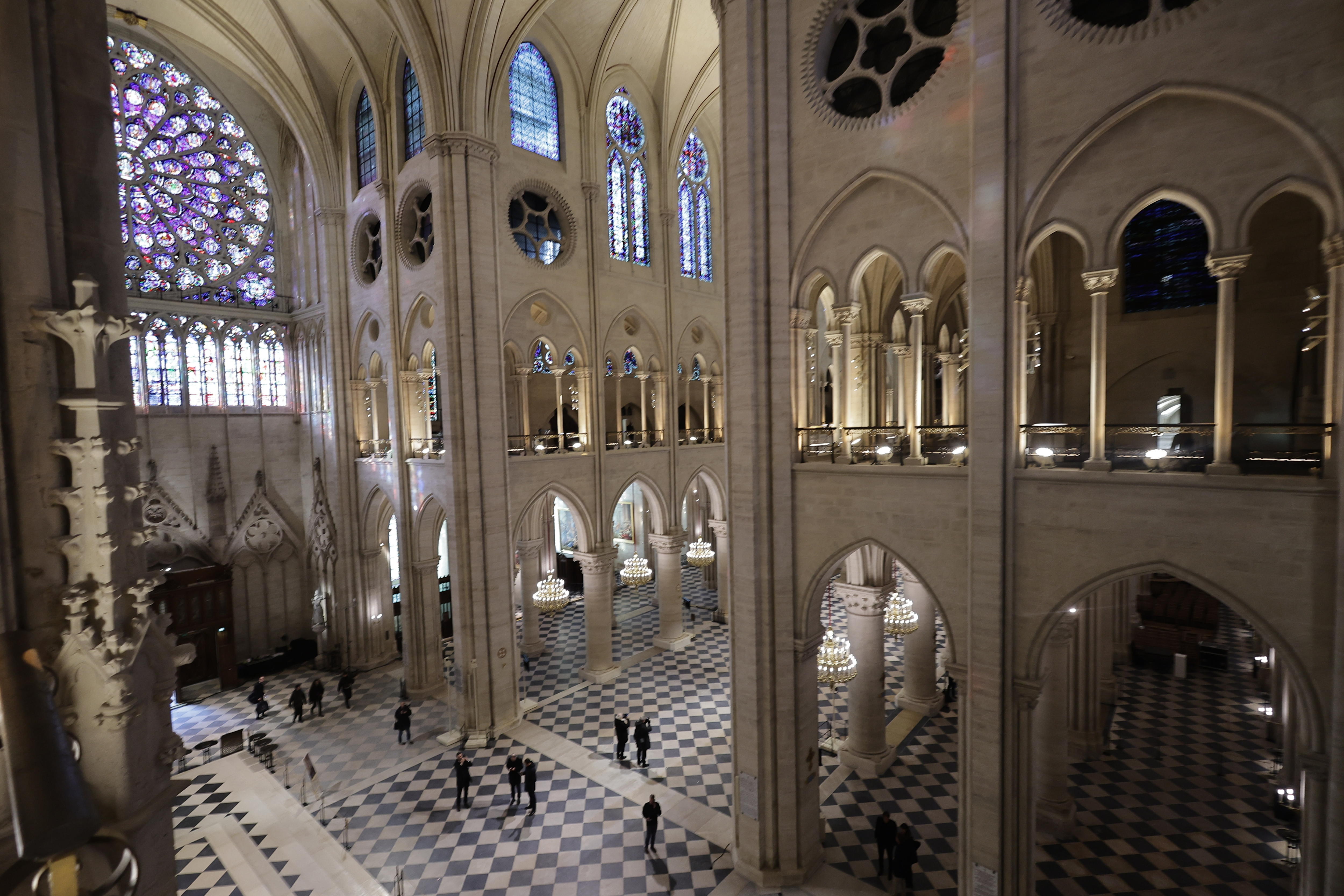 FOTODELDÍA PARÍS (FRANCIA), 29/11/2024.- Vista del interior de la catedral de Notre Dame en París este viernes. El primer vistazo al nuevo aspecto del interior de Notre Dame de París restaurado tras el incendio de abril de 2019 reveló este viernes una catedral diáfana de muros blanqueados y resplandecientes. La nueva apariencia de Notre Dame quedó a la vista pública durante la visita final del presidente francés, Emmanuel Macron, a las obras de reconstrucción antes de la gran reapertura, el 7 de diciembre. EFE/ Christophe Petit Tesson / POOL