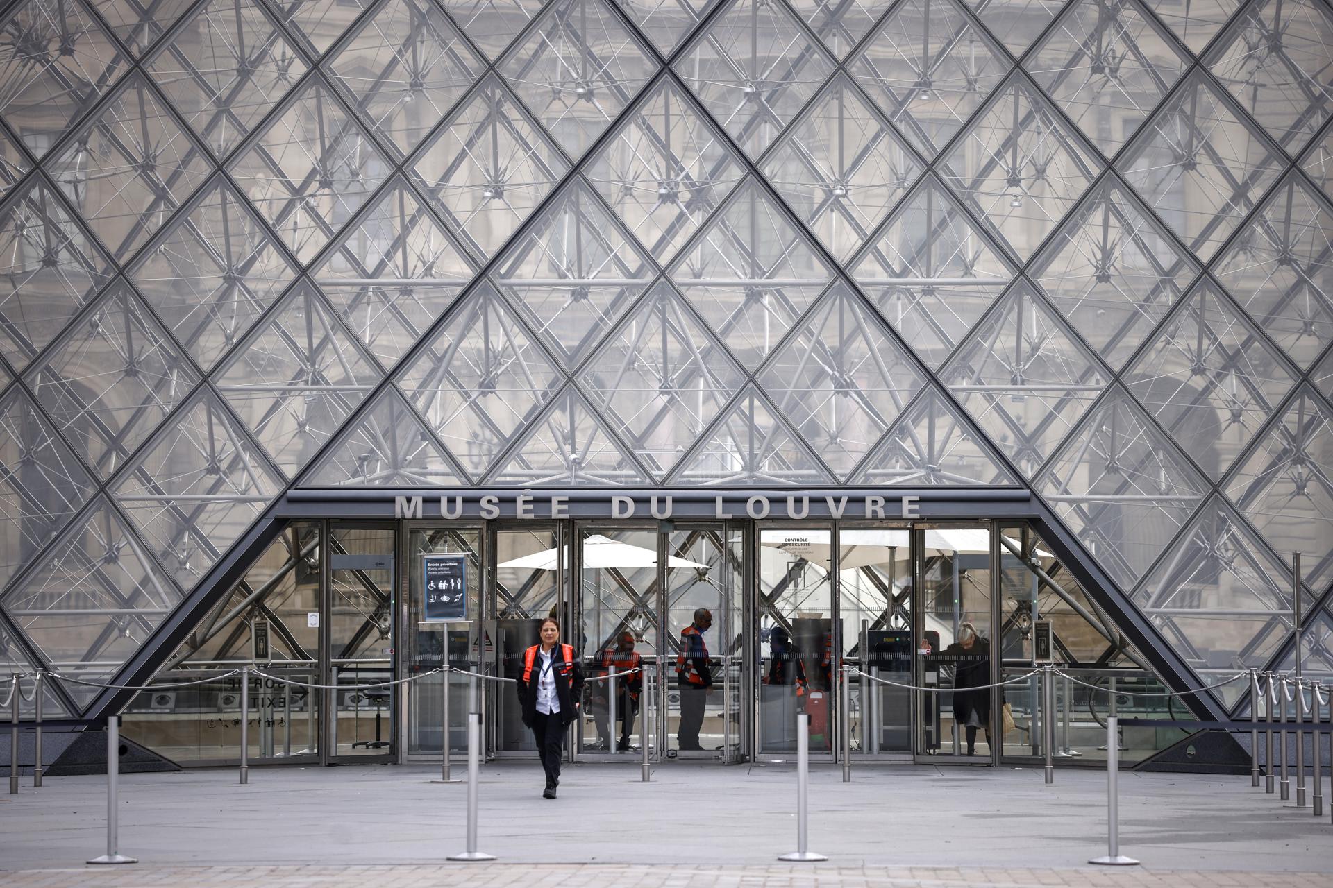 El robo al Museo Louvre, el más reciente atraco a un museo y lo que estos casos revelan sobre la seguridad de sus colecciones