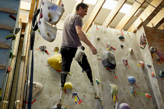Hugh Herr, el escalador que perdió sus piernas y las recuperó creando prótesis biónicas