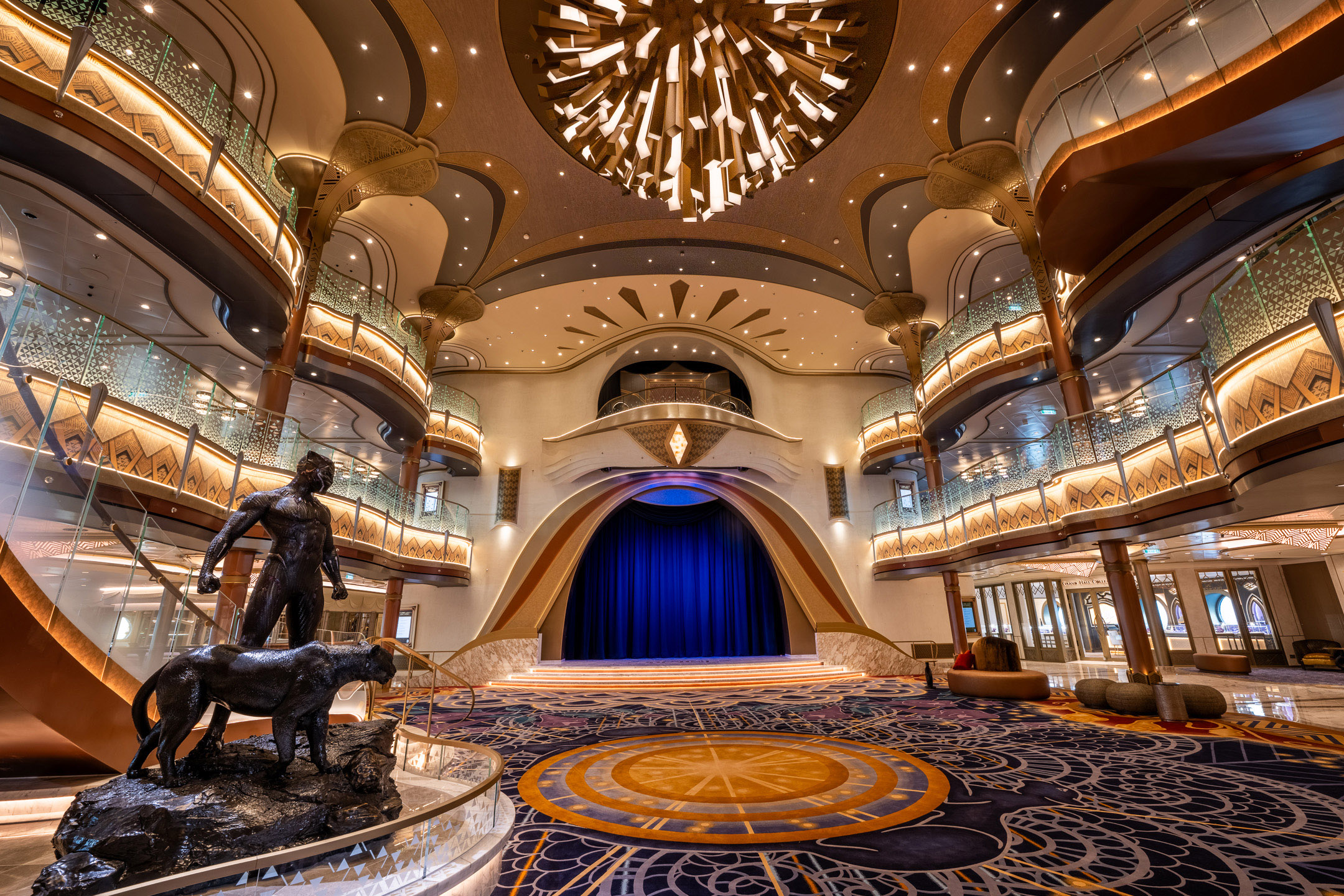 Gran Salón del Disney Destiny, inspirado en Black Panther.