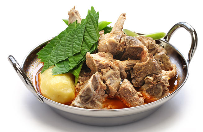 Guisado de espinazo de cerdo con papa y vegetales frescos, honor a la cocina colombiana