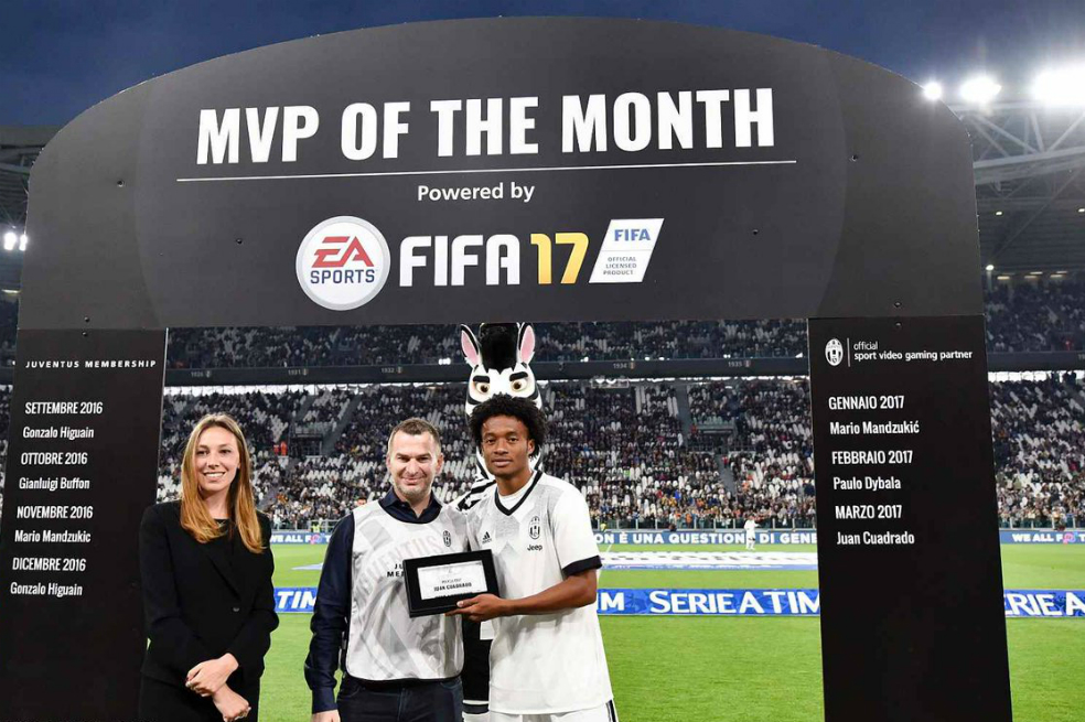 Cuadrado recibió el premio como mejor jugador del mes en la Juventus