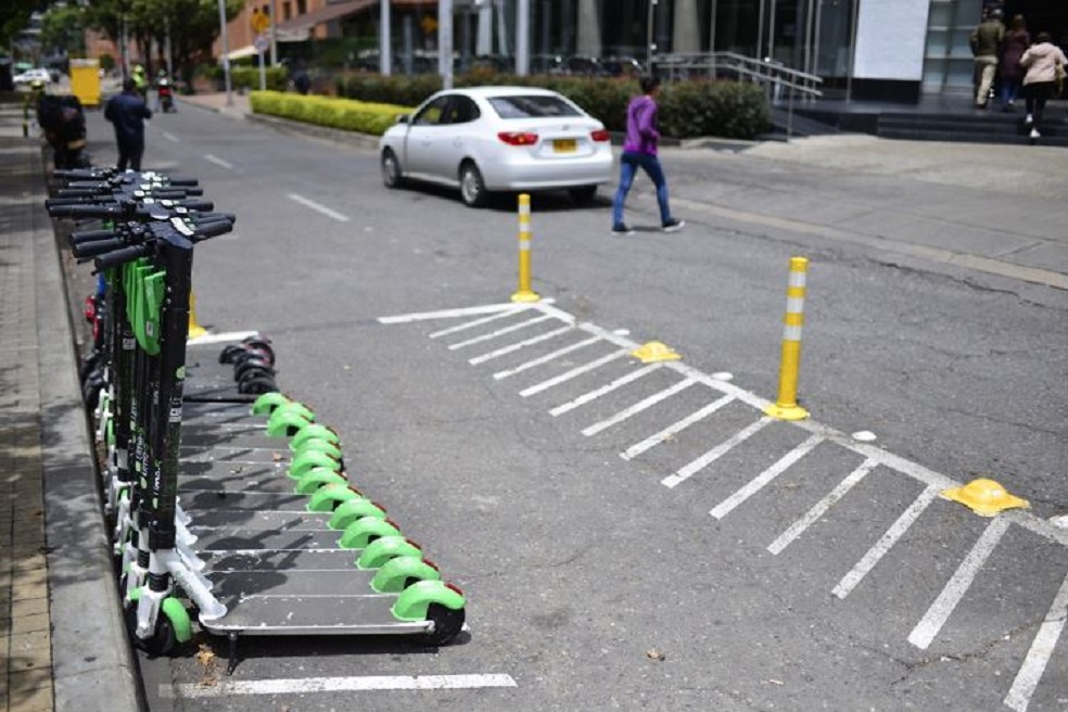 Forma correcta de estacionar en las áreas demarcadas.Secretaría de MovilidadForma correcta de estacionar en las áreas no demarcadas.Secretaría de BogotáDentro de las propuestas presentadas en los PESV, se destacan algunas que mencionan acciones como que los conductores no vayan a una velocidad máxima de 20 kilómetros por hora, que no estén alicorados o bajo el efecto de estupefacientes y que porten casco, entre otras.