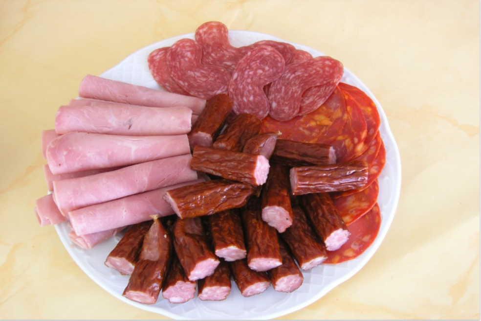Comer carne procesada se asocia al mal estado físico, según estudio