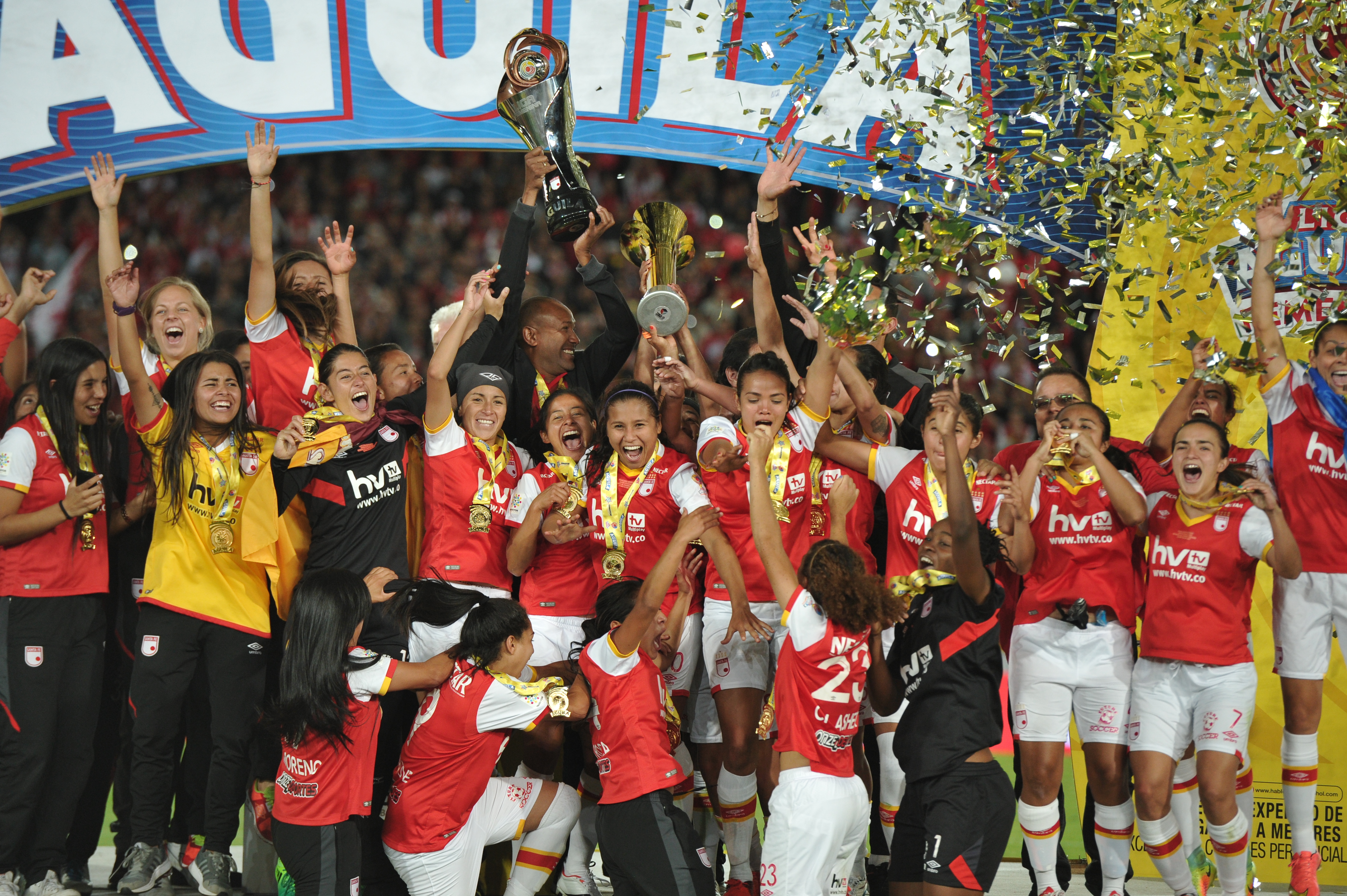 Formación y celebración de las jugadoras de Santa Fe al quedar campeonas de la Liga Águila Femenina I 2017 ante Huila.