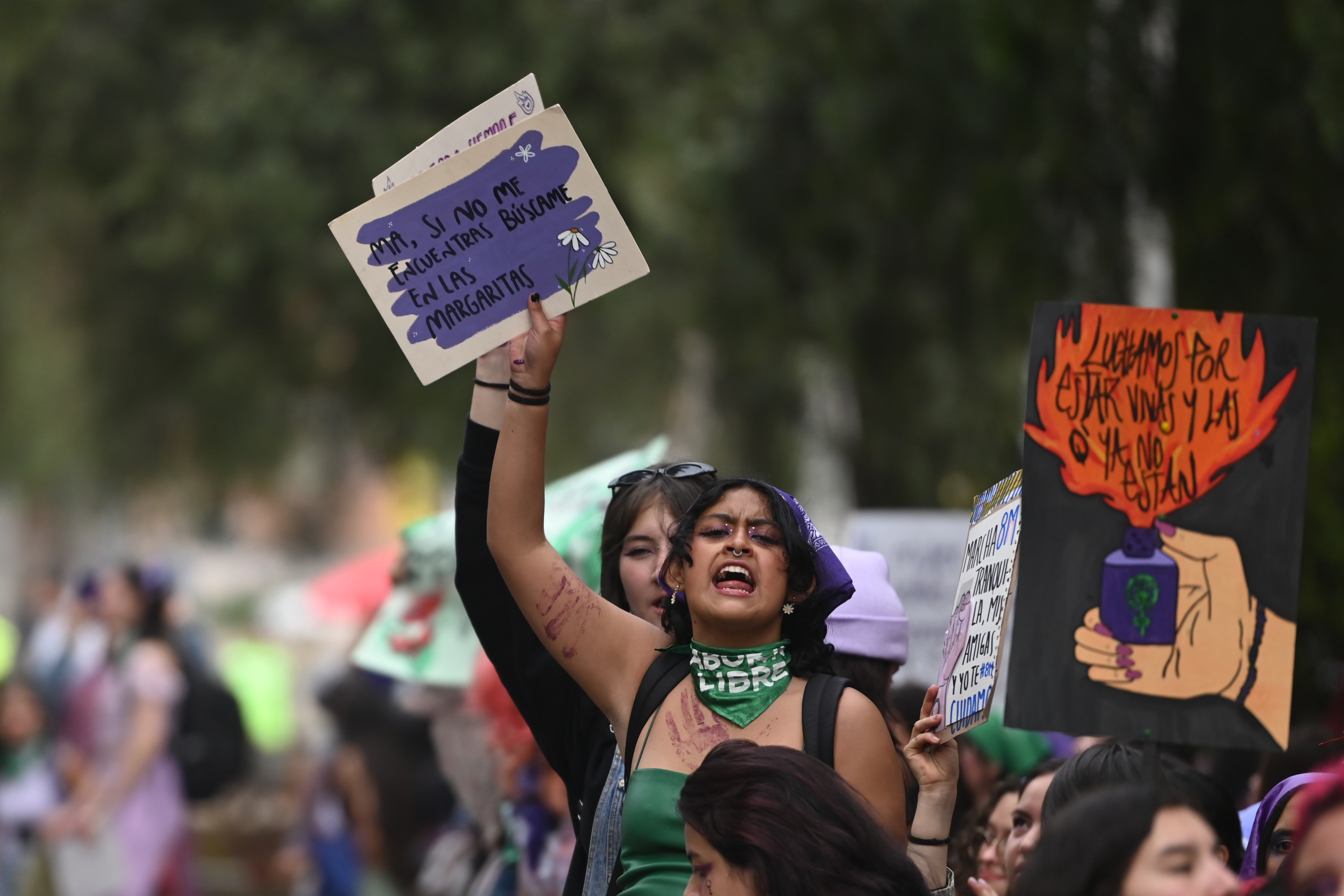 Mamás marchando con sus hijas: así vivimos la marcha del 8M en Bogotá