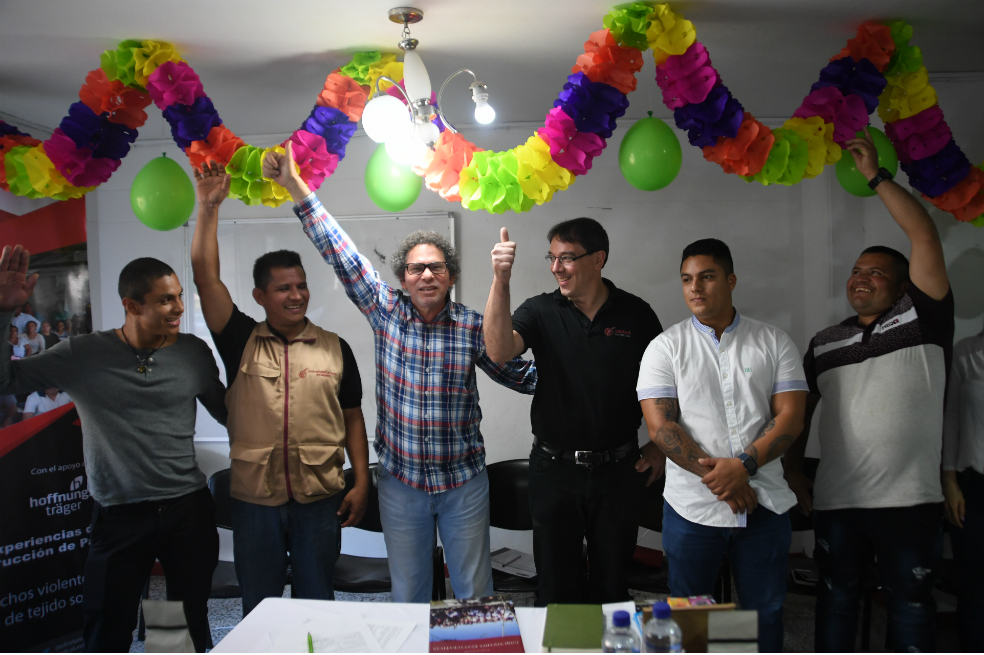 En la Casa de la Cultura de Ituango, representantes del espacio territorial de Santa Lucía, del partido FARC, de la Confraternidad Carcelaria de Colombia y Alemania, y del municipio firmaron el convenio por la adquisición de la tierra.
