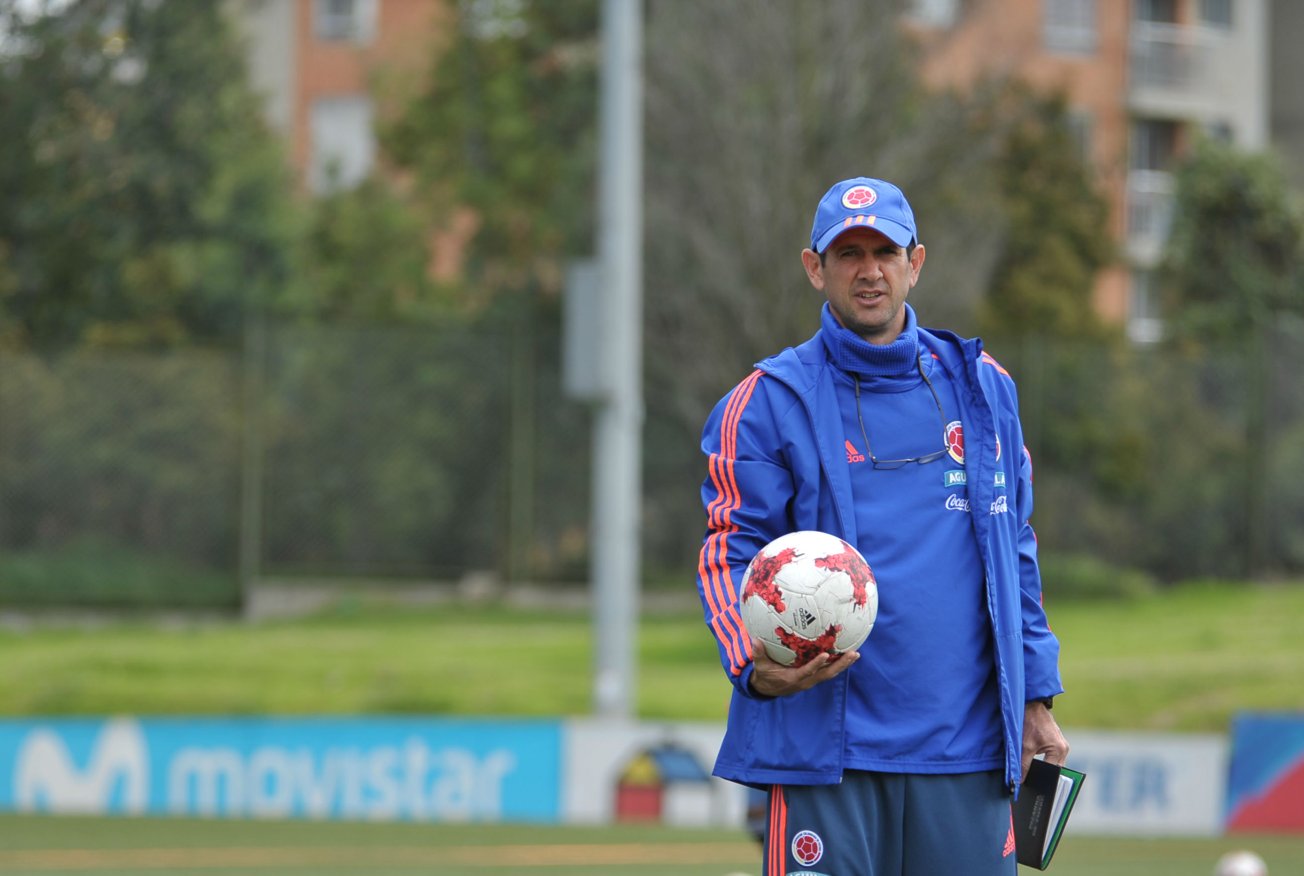 La Federación Colombiana de Fútbol evalúa la continuidad de Arturo Reyes