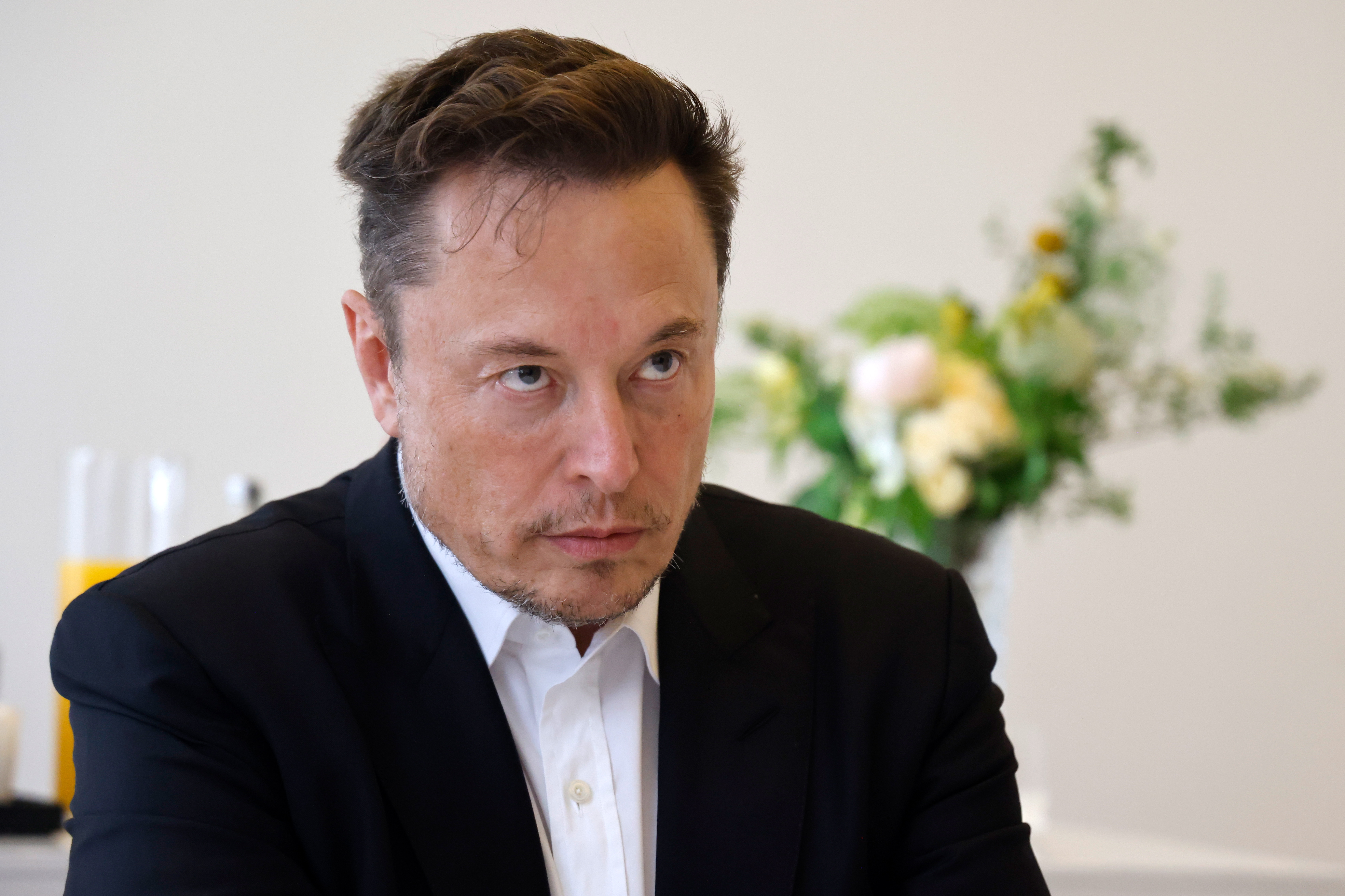 Versailles (France), 15/05/2023.- Electric car maker Tesla CEO Elon Musk meets with the French Minister for the Economy and Finances on the sidelines of the 6th edition of the 'Choose France' Summit at the Chateau de Versailles, outside Paris, France, 15 May 2023. Since 2018, the Choose France Summit seeks to promote France's economic attractiveness and encourage international investment across the country and brings together hundreds of leaders from the largest multinational corporations. (Francia) EFE/EPA/LUDOVIC MARIN / POOL MAXPPP OUT