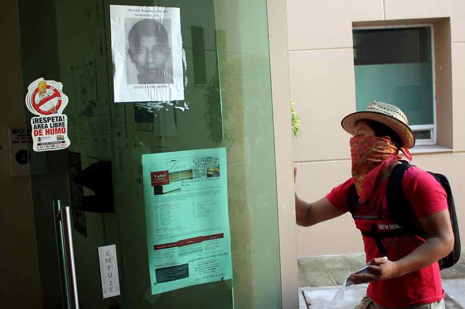 Familiares de 43 jóvenes desaparecidos atacan sede de la fiscalía de Guerrero