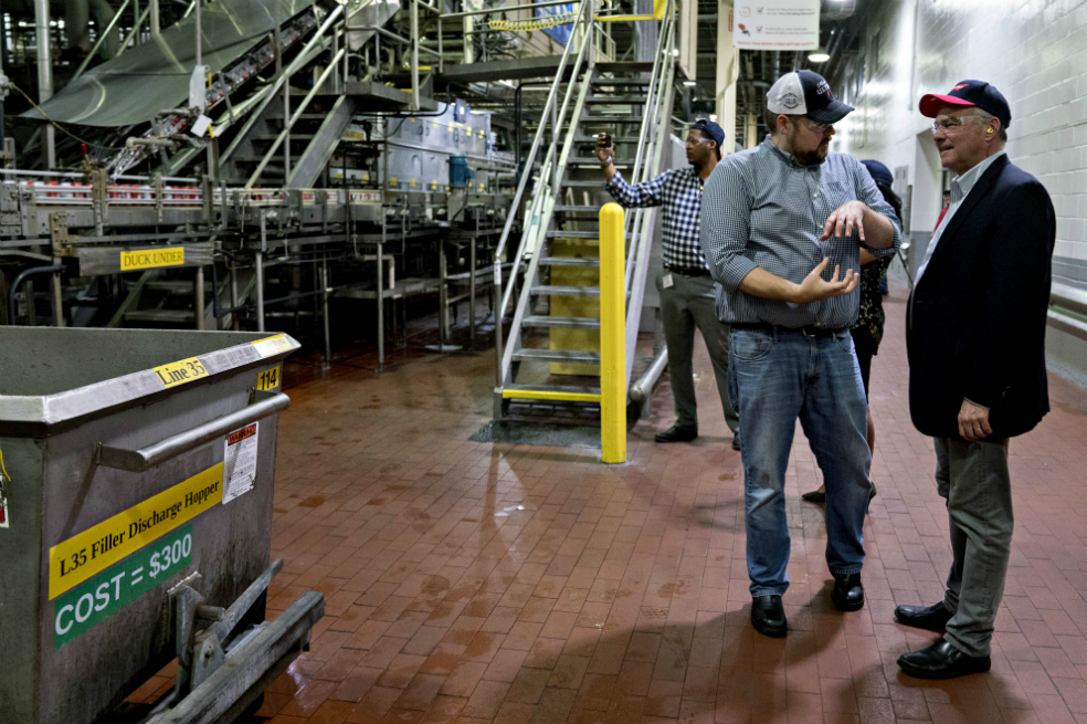 Salarios caen en EE.UU. en economía que Trump dice es excelente