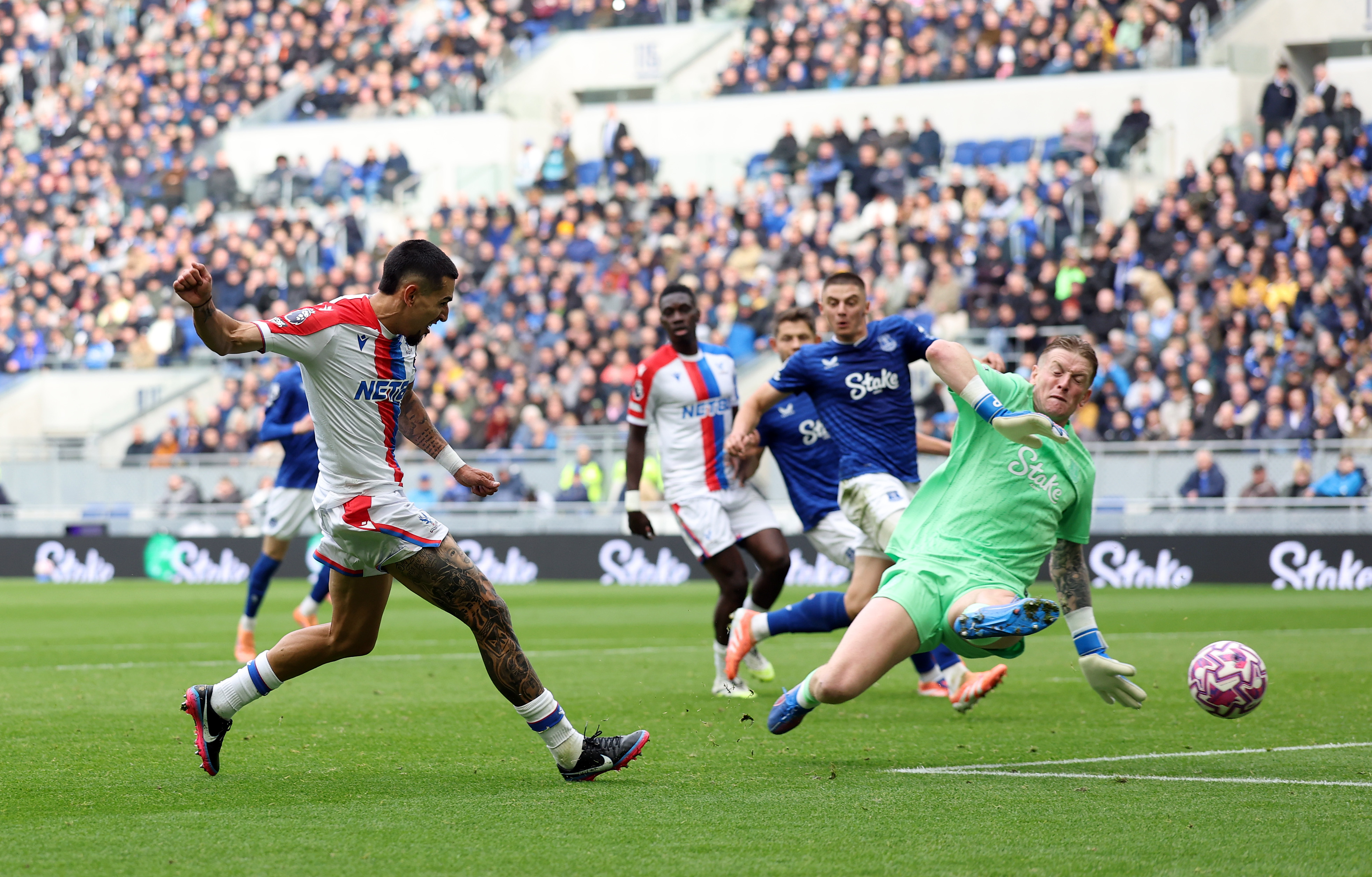 Daniel Muñoz y un nuevo gol en la Premier League: así fue, en video