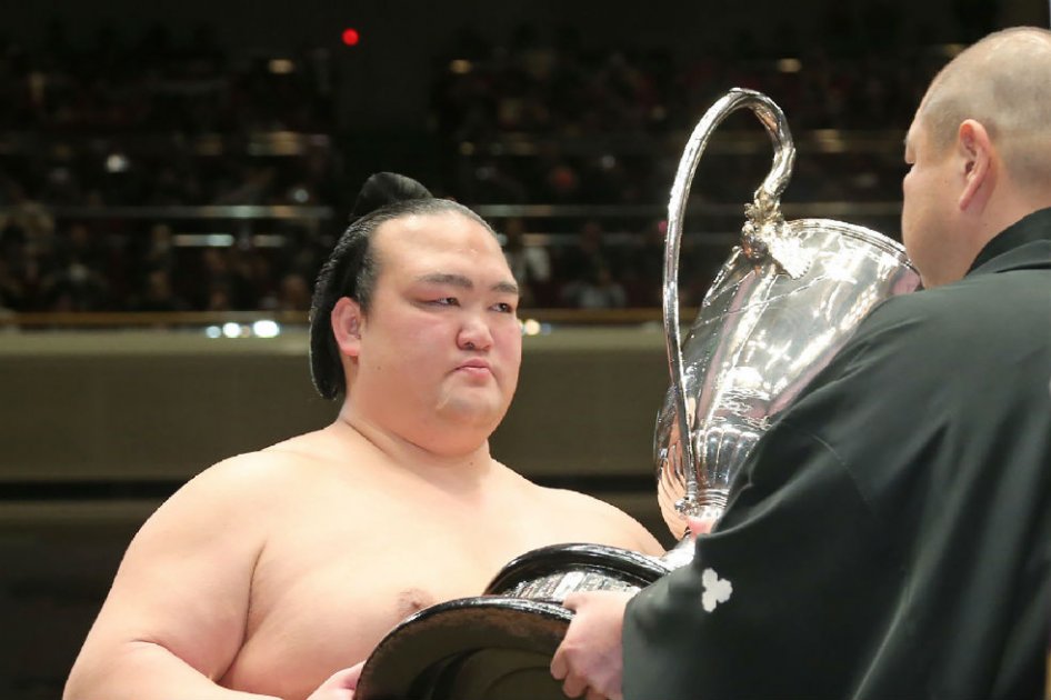 Japón pone fin a su dolorosa espera de un gran campeón de sumo local