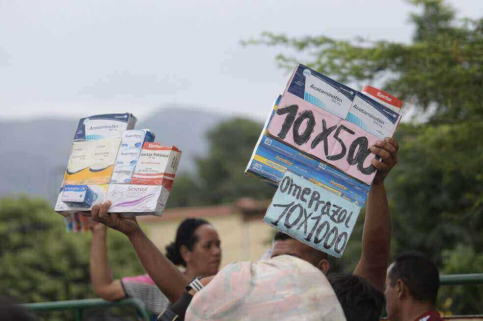 De las 35.000 personas que cruzan diariamente el puente, cerca de 1.700 lo hacen en busca de medicamentos. / Gustavo Torrijos