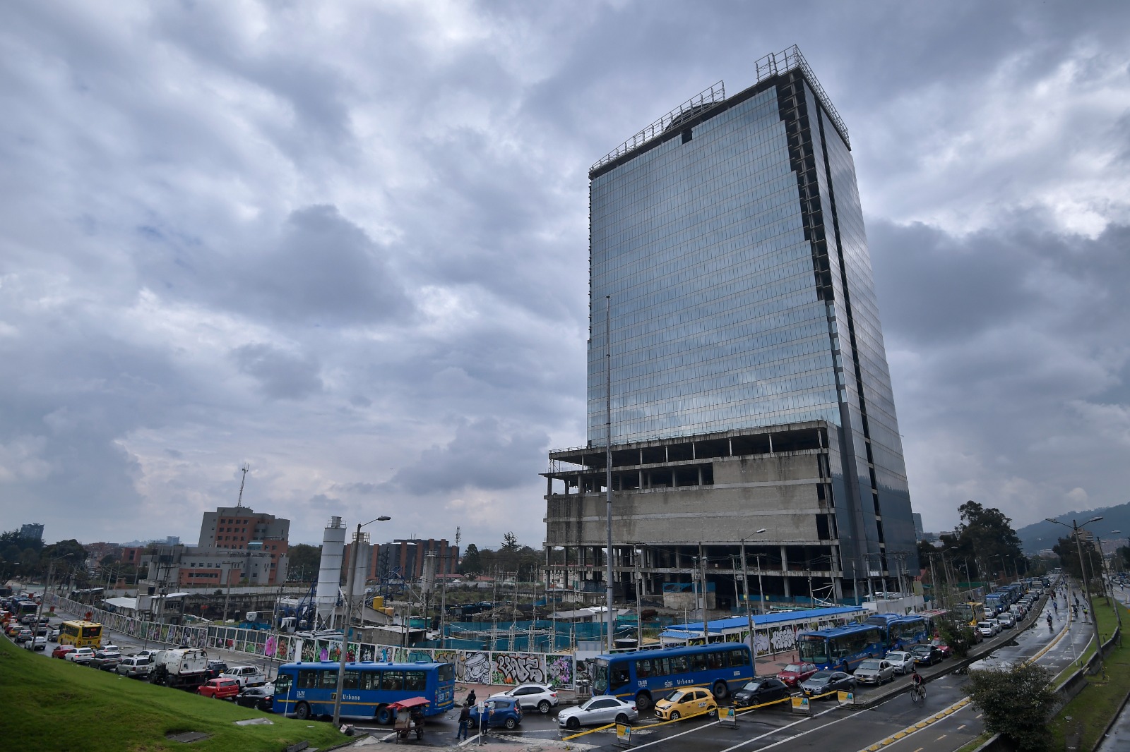 Hombre fallece al caer del edificio Itaú en el norte de Bogotá: autoridades investigan