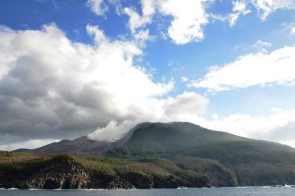 Erupción del volcán Kuchinoerabu en una isla de Japón