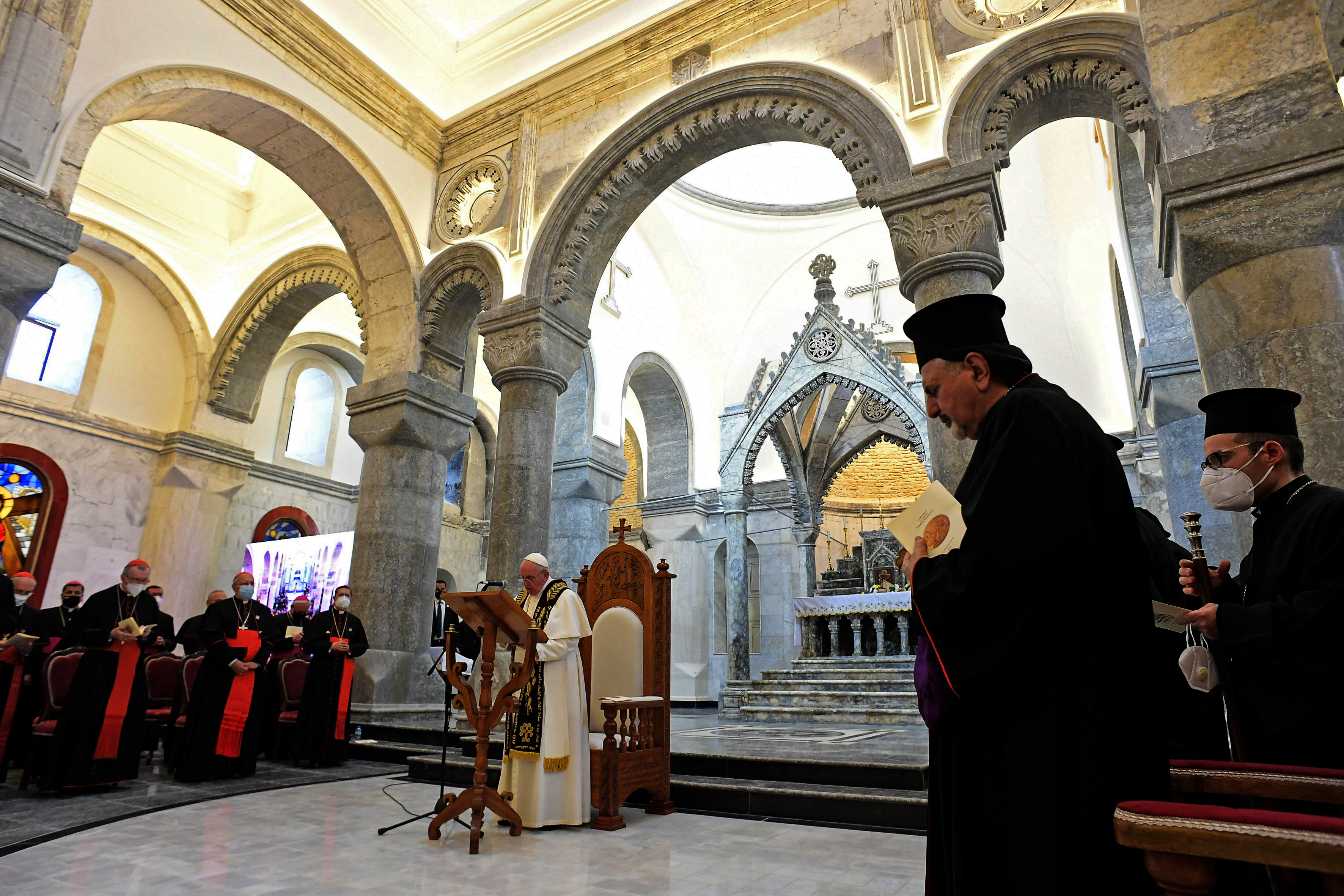 Les animó "a no olvidar quiénes son y de dónde vienen, a custodiar los vínculos que los mantienen unidos y a custodiar sus raíces" y aunque "la fe puede vacilar, cuando parece que Dios no ve y no actúa", como en los días más oscuros de la guerra, y también en estos días de crisis sanitaria global y de gran inseguridad, "en estos momentos, acuérdense de que Jesús está a su lado".