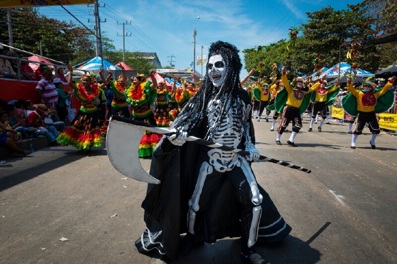 “En sus diferentes expresiones, esta danza arremete contra las divisiones sociales, la soberbia y la vanidad, al denotar que la muerte iguala a todos los seres”, explica la investigadora Sara Martínez. 
/ Getty Images