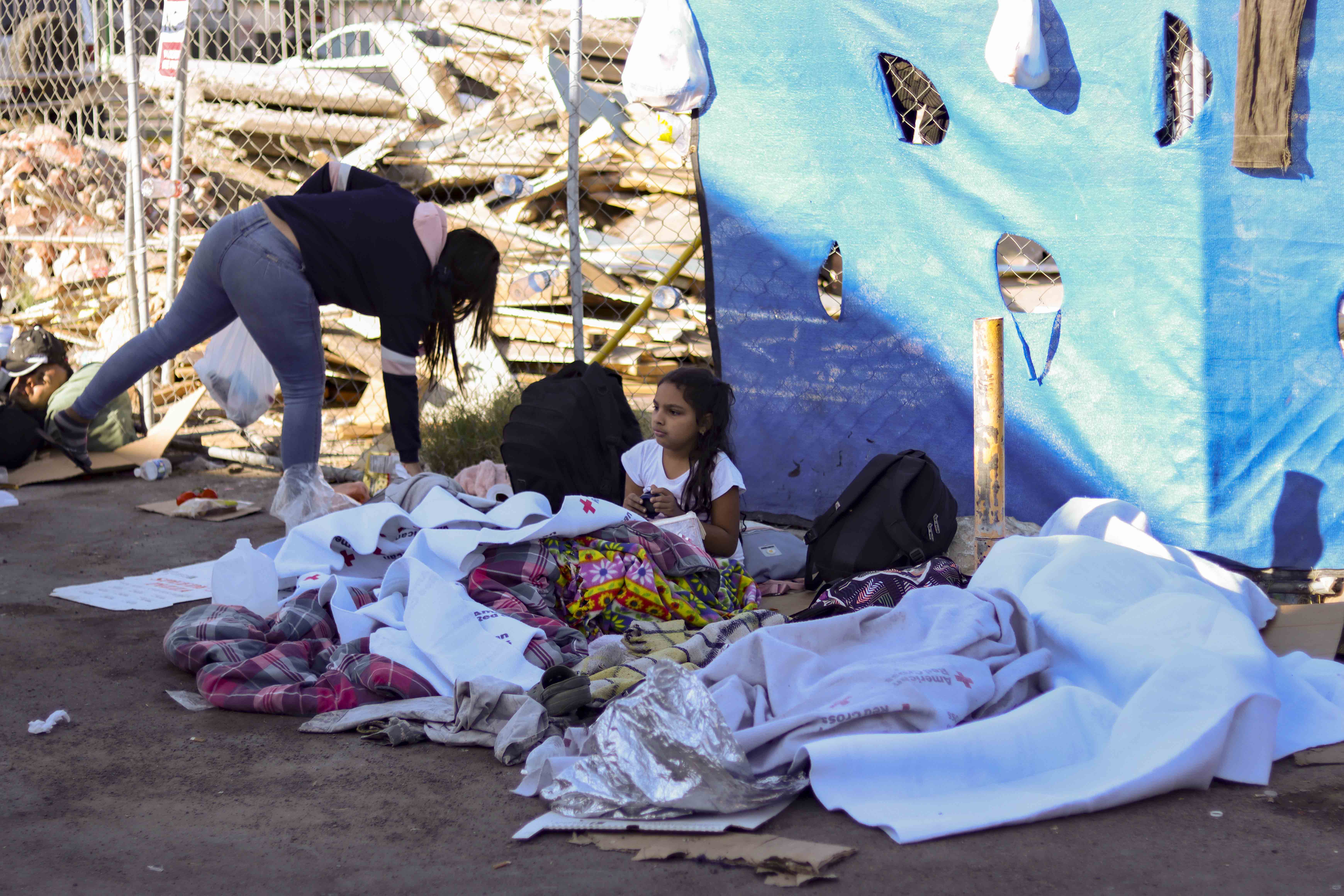 USA6879. EL PASO (TX, EEUU), 09/0572023.- una familia de migrantes acampa el lunes 8 de mayo de 2023 en las afueras de la Iglesia de Sagrado Corazón de Jesús, en El Paso, Texas (EE.UU.). Ante el inminente levantamiento del Título 42 en Estados Unidos, el próximo jueves, que ha permitido hasta ahora la expulsión inmediata de los migrantes por motivos sanitarios, miles de personas han comenzado ya a cruzar la frontera y otras esperan hacerlo en los próximos días. EFE/ Jonathan Fernández