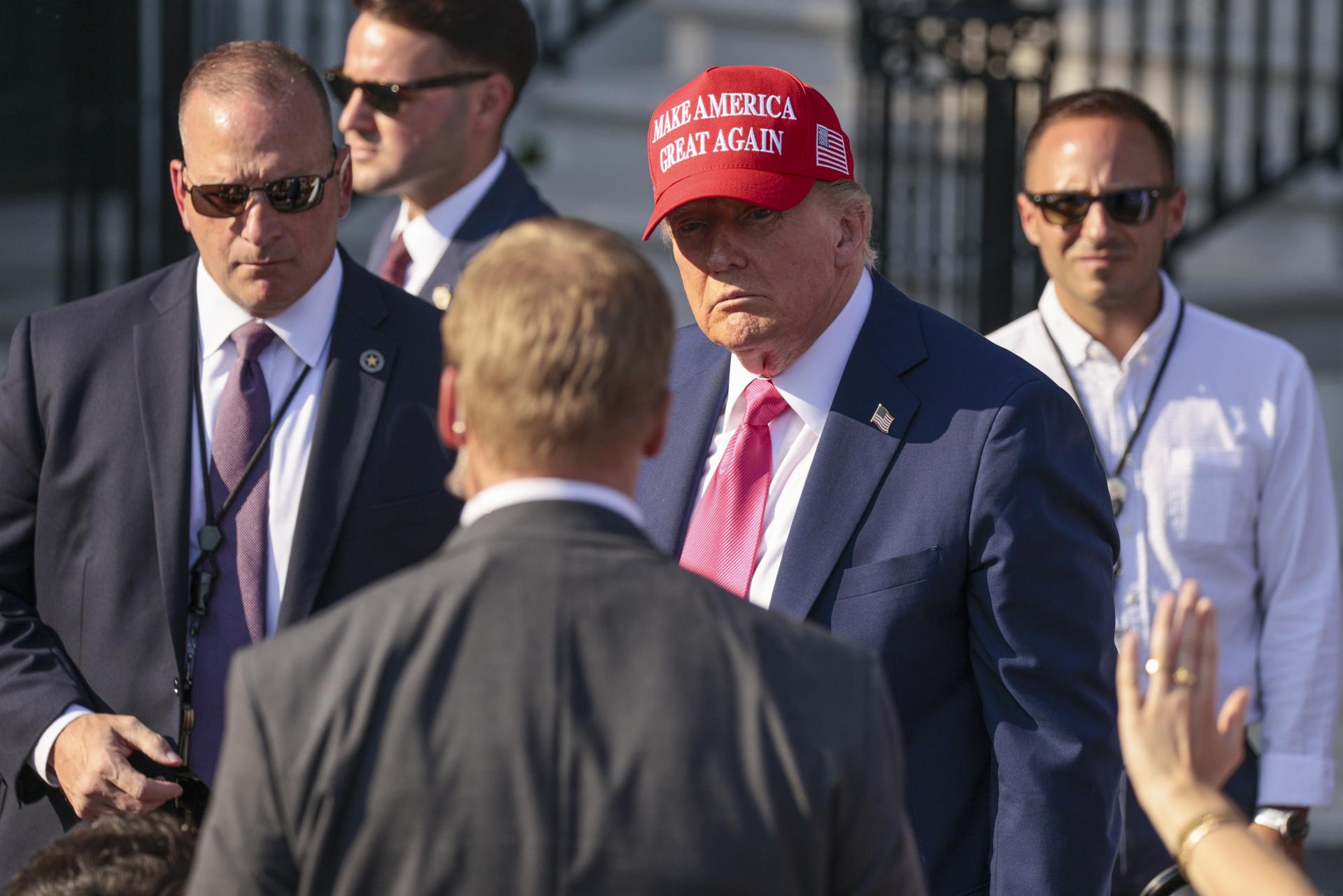 WASHINGTON (United States), 05/07/2025.- US President Donald J. Trump chats with picnic goers after signing the Big Beautiful Bill into law during the Independence Day Military Family Picnic on the South Lawn of the White House in Washington, DC, USA 04 July 2025. The Independence Day festivities also include President Trump signing his 'Big Beautiful Bill' into law, military flyovers and the annual fireworks display on the National Mall. EFE/EPA/SHAWN THEW