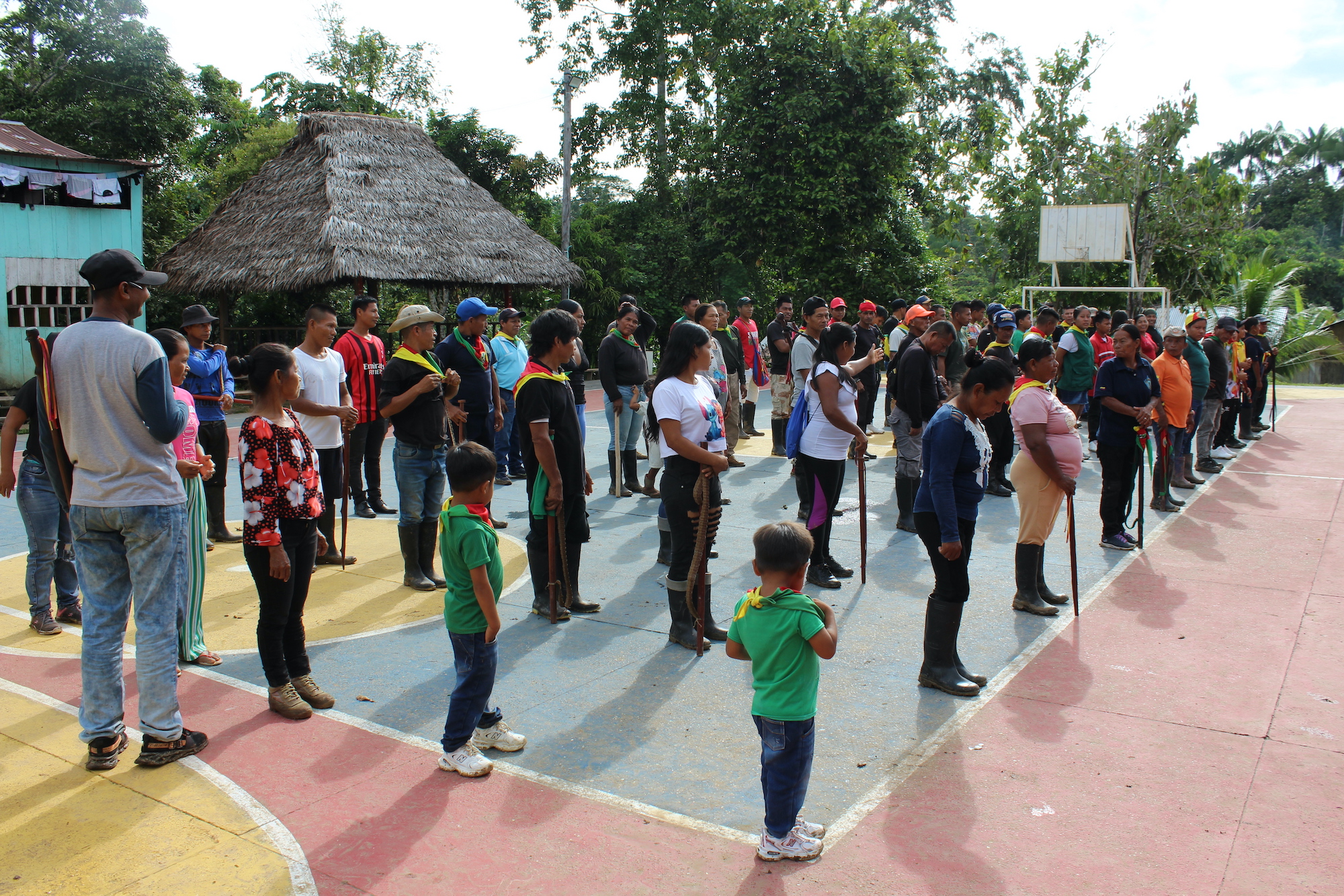Formación de la guardia indígena en la cancha de Villa Andrea (Puerto Nariño, Amazonas). Niños desde los tres años, que se forman para integrar este organismo ancestral, y adultos mayores, hacen parte de los ejercicios.