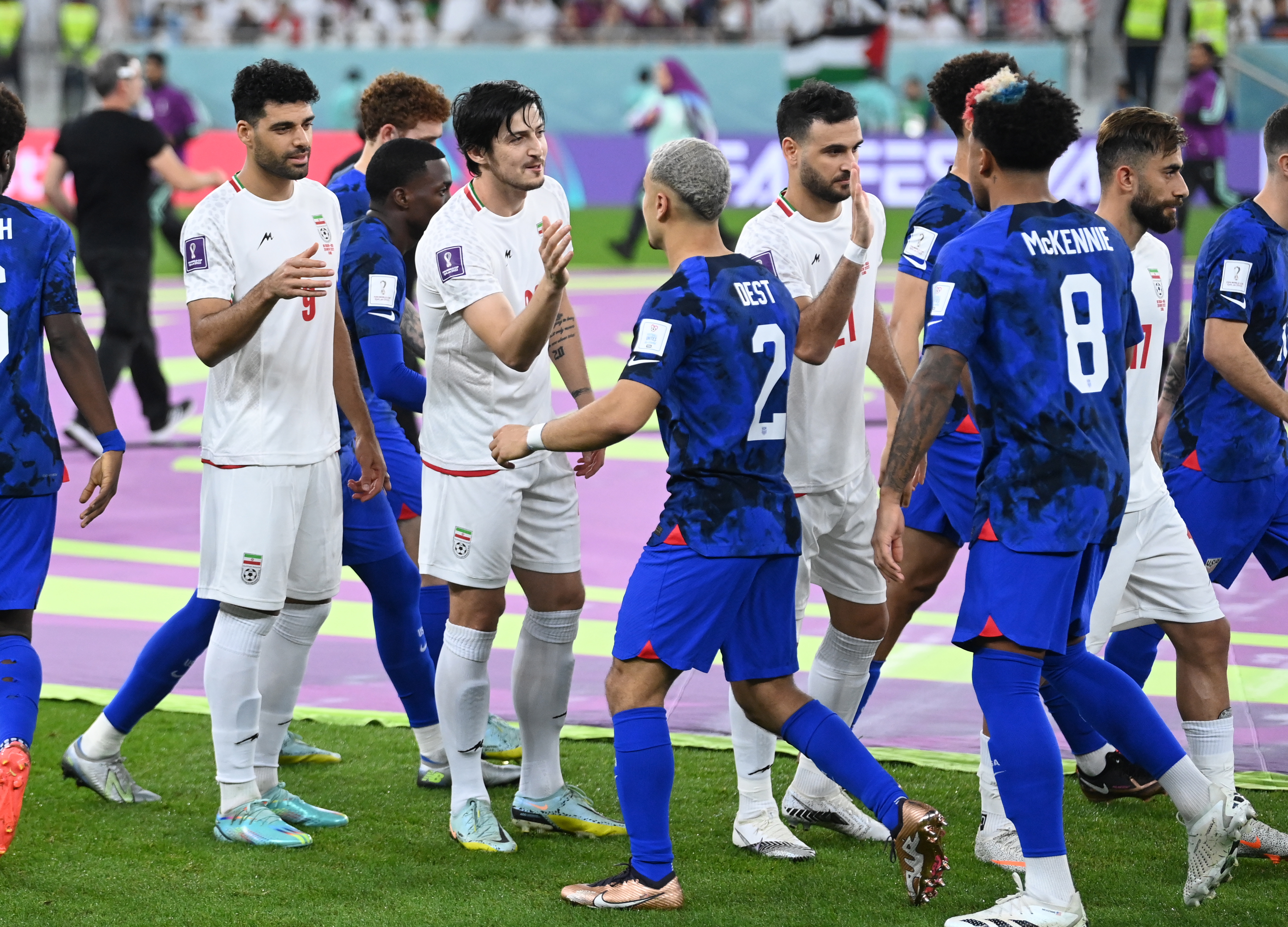 Doha (Qatar), 29/11/2022.- Mehdi Taremi of Iran (L) and Sardar Azmoun (2L) shake hands with USA players prior the FIFA World Cup 2022 group B soccer match between Iran and the USA at Al Thumama Stadium in Doha, Qatar, 29 November 2022. (Mundial de Fútbol, Estados Unidos, Catar) EFE/EPA/Neil Hall