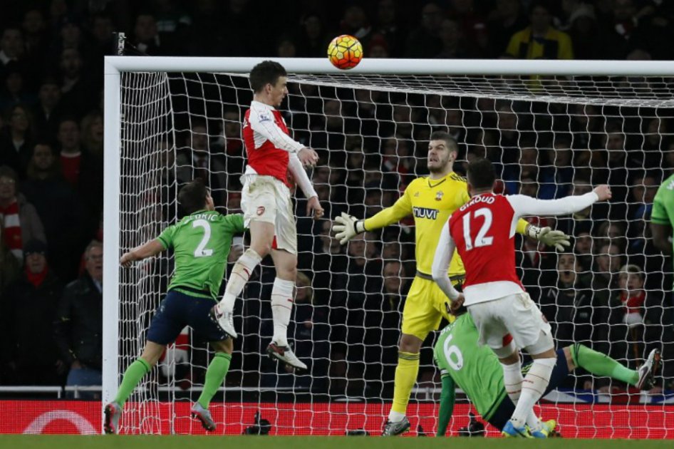 Arsenal empató y se aleja de la punta; Leicester continúa como líder