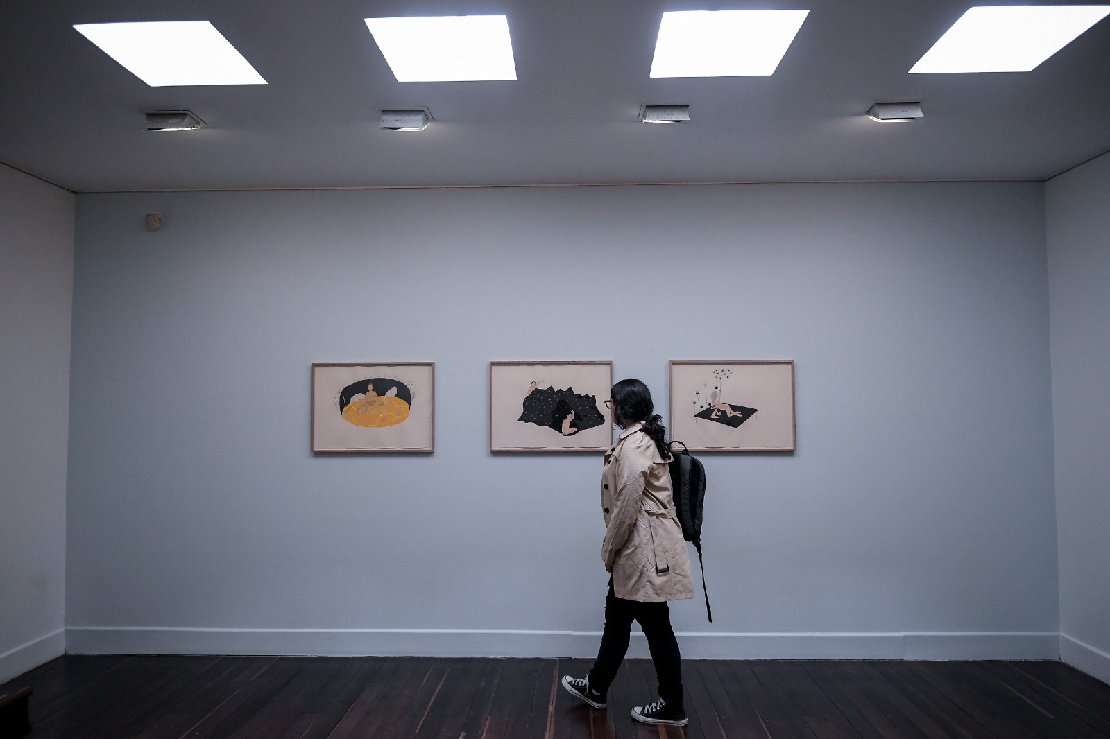 Una visitante observa algunas de las piezas exhibidas "En el ojo nace la rosa", exposición de Luz Lizarazo.