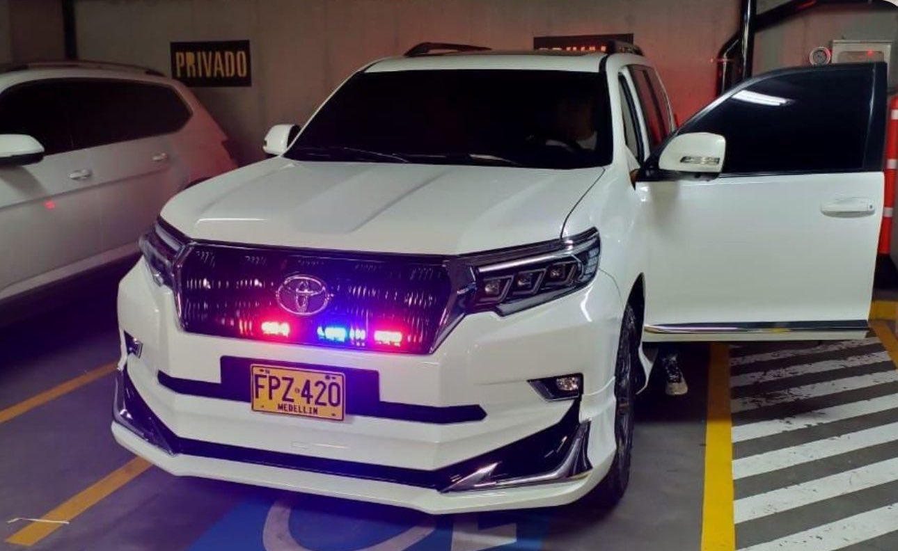 Escándalo en Personería de Medellín: pusieron accesorios de lujo a una camioneta