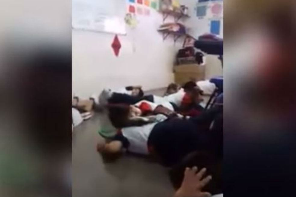 Maestra calma a sus alumnos con canciones infantiles durante balacera