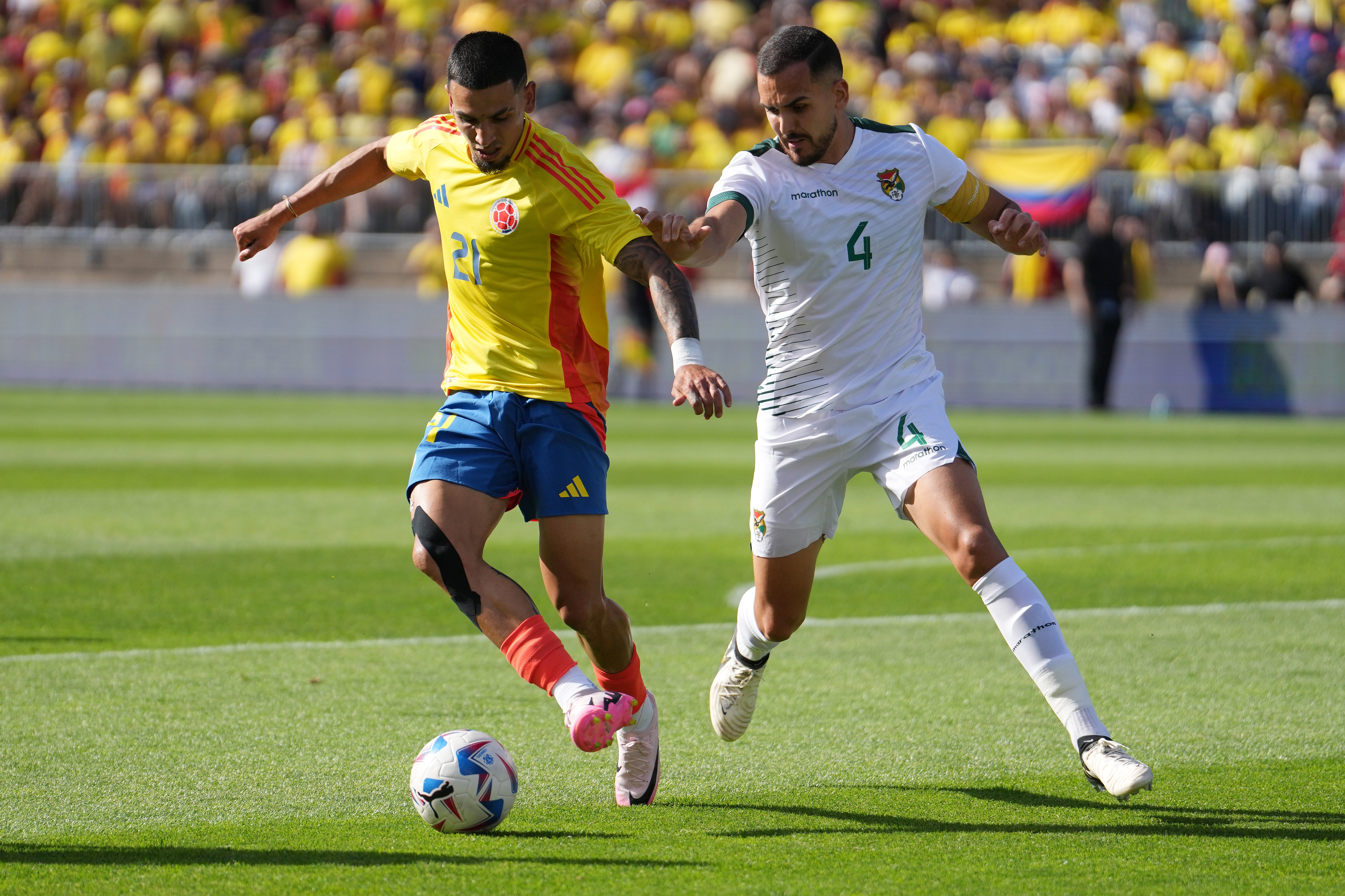 . EAST HEATFORD (ESTADOS UNIDOS), 15/06/2024.- Daniel Muñoz (i) de Colombia disputa el balón con Luis Haquín de Bolivia este sábado, en un partido amistoso internacional entre las selecciones de Colombia y Bolivia en el estadio Rentschler Field en East Heatford (EEUU). EFE/Joe Buglewicz