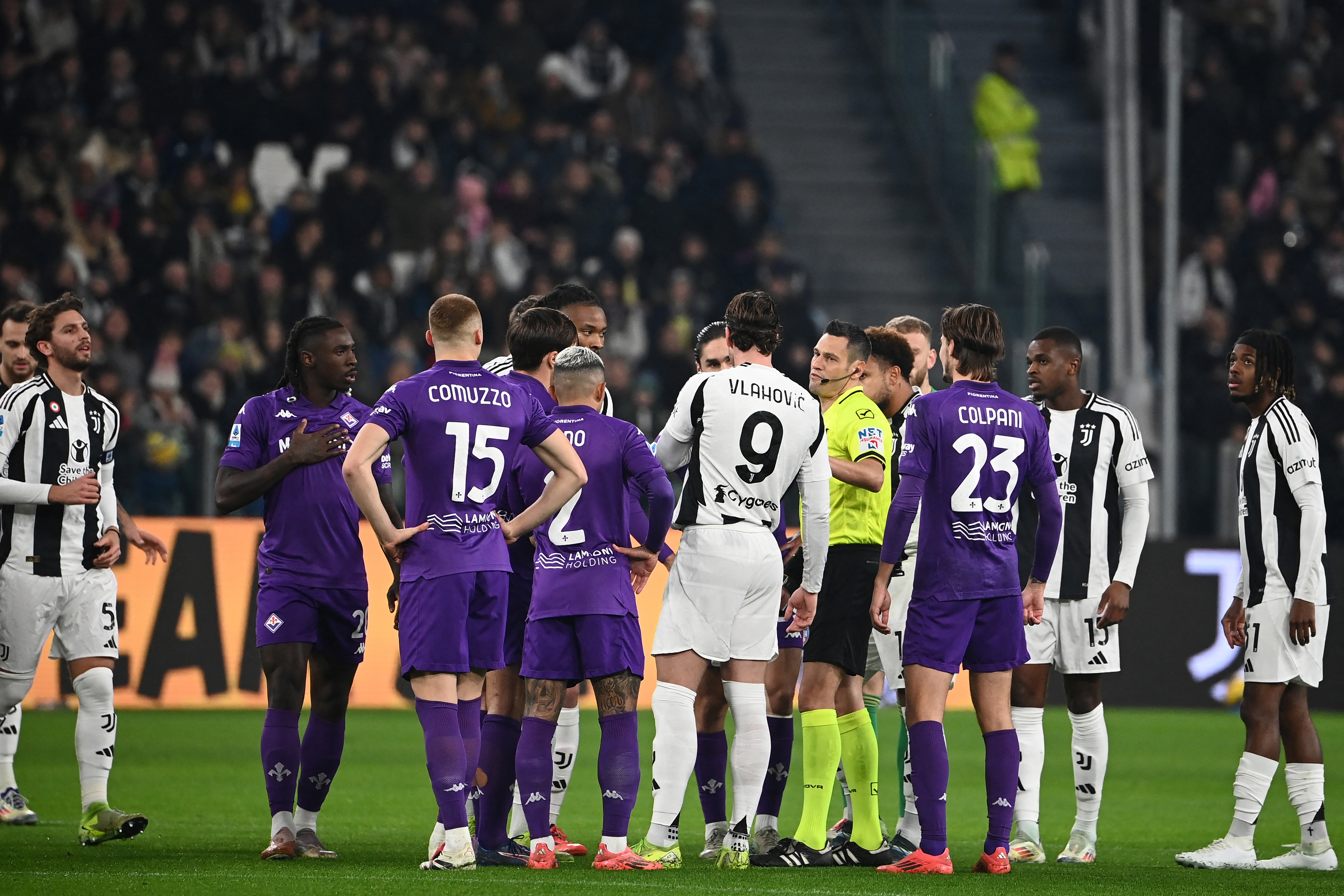 Juventus vs. Fiorentina fue interrumpido por cantos racistas a Dusan Vlahovic