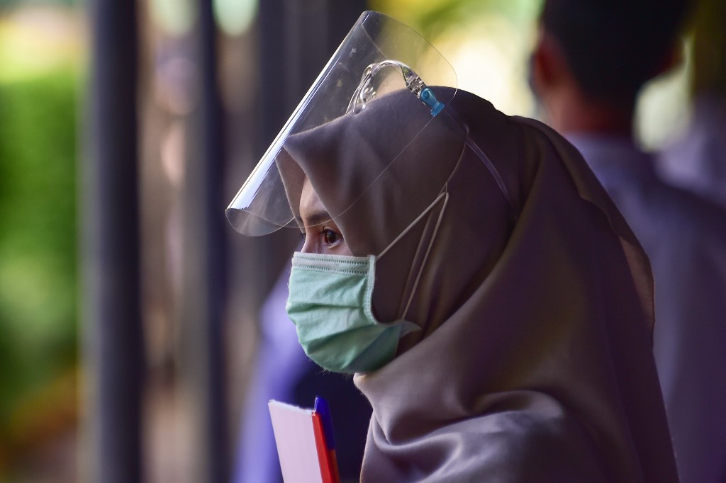 Una profesora musulmana usa un protector facial en la Escuela Islámica Attarkiah en la provincia de Narathiwat, en el sur de Tailandia.