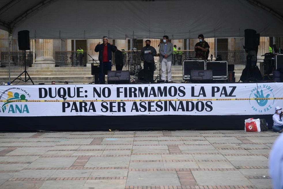 “No volveremos a la guerra. Vinimos a Bogotá, centro de decisiones políticas, para ratificar nuestro compromiso para la paz. Queremos que esta peregrinación sirva para hablar con el presidente, pero no para renegociar el acuerdo, sino para hablar de cómo implementarlo integralmente para defender la vida”, le dijo a este diario Pastor Alape, exjefe guerrillero que ha liderado la movilización.