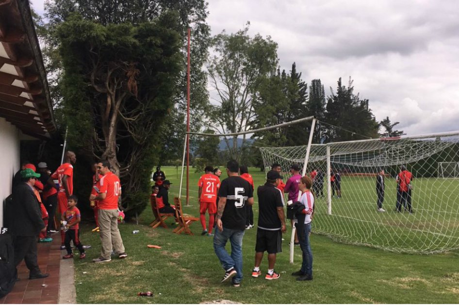 El club "Escarlata" repudió los hechos. / @Americaenlared