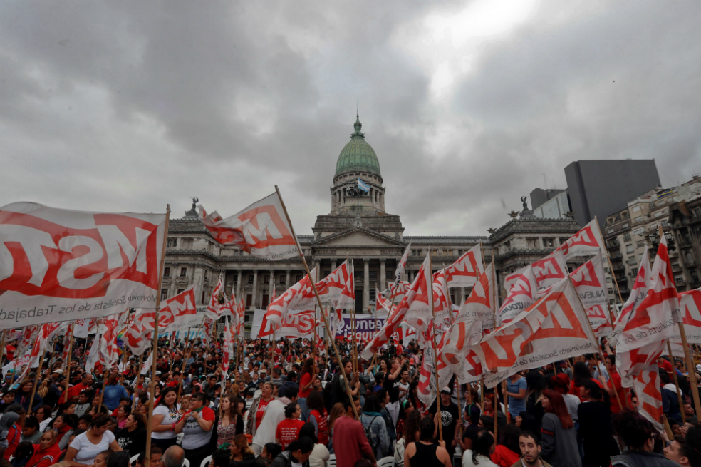 Los movimientos de izquierda se manifestaron este lunes frente al Congreso argentino en rechazo a la realización de la cumbre del G20. / EFE