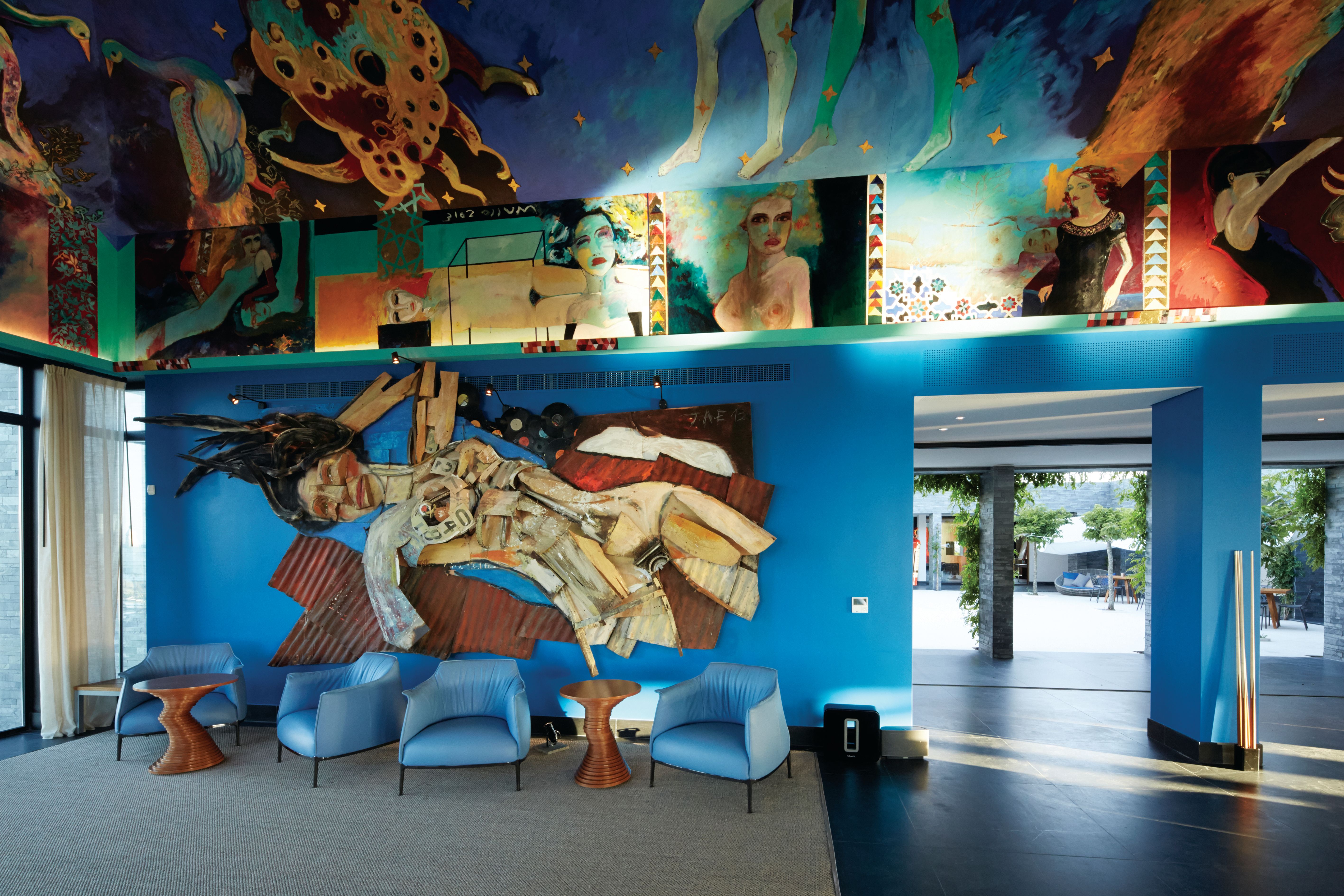 Un retiro natural y contemporáneo que abraza la vida en la playa con un flujo continuo entre el interior y el exterior, cada una de las habitaciones del hotel ha sido decorada individualmente para destacar a artistas de Uruguay, América Latina y de todo el mundo.