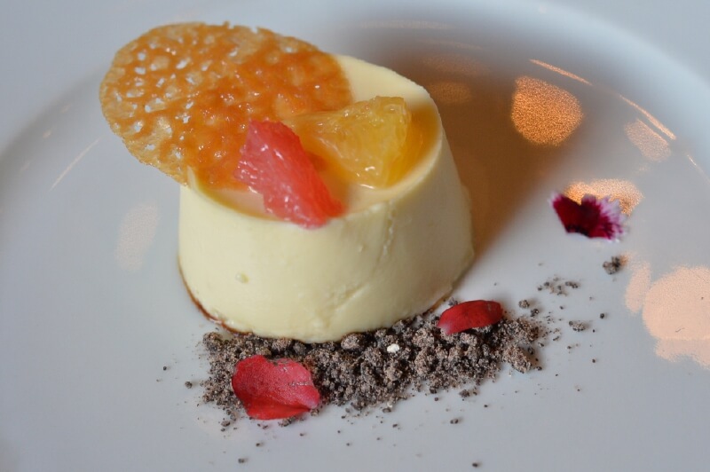 Cómo preparar panna cotta de lyches, un postre que va con todo