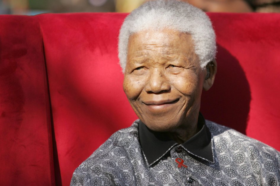 Mandela, aún en estado "crítico", se encuentra rodeado de su familia
