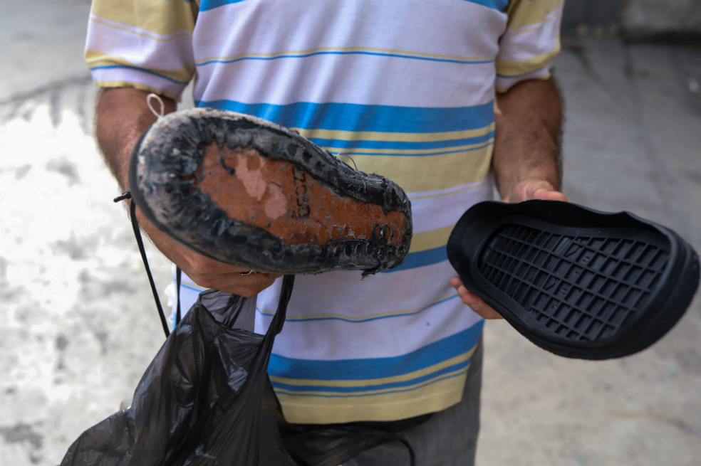 Zapatos rotos y desgastados, una cruda expresión de la crisis en Venezuela