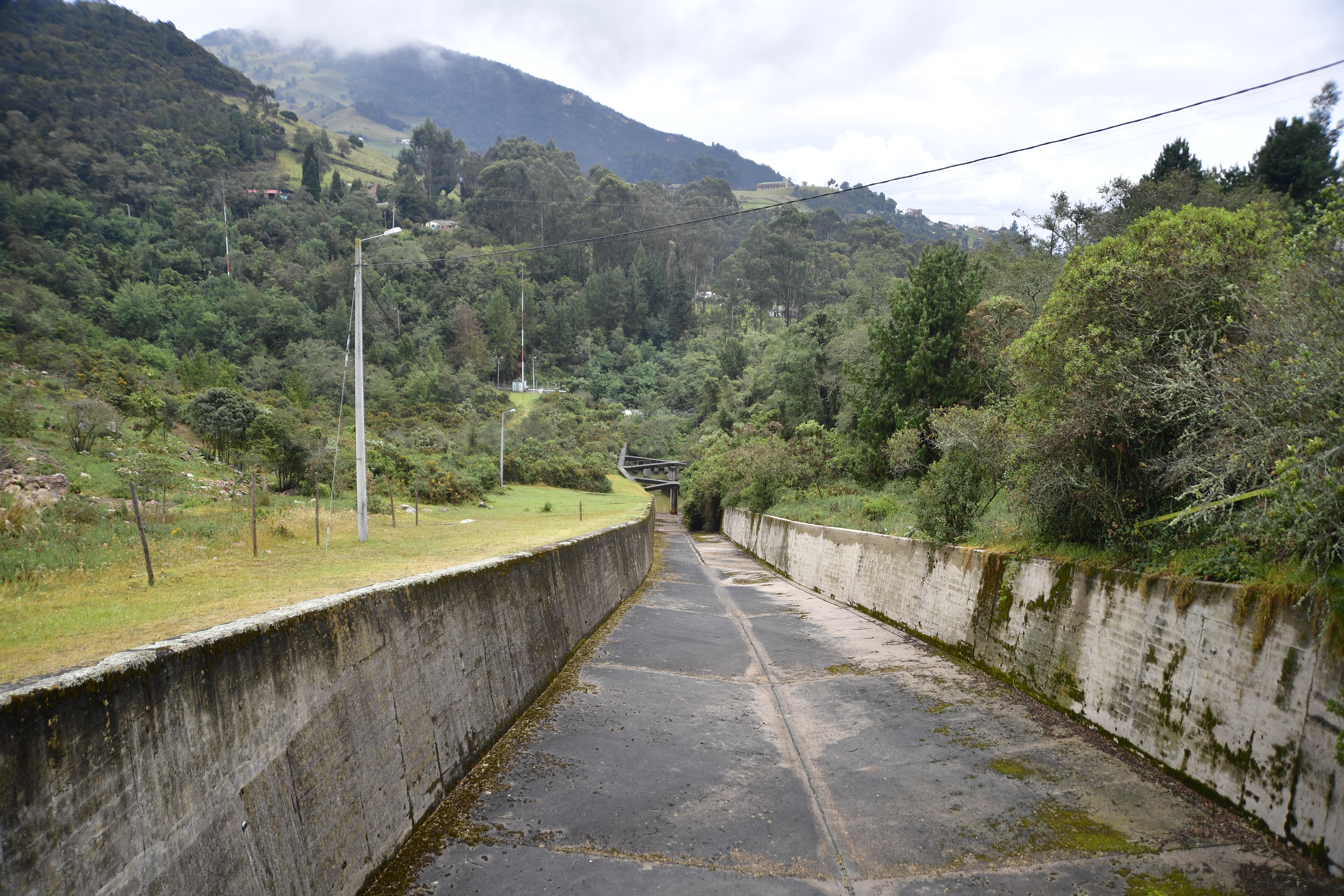Zona de descarga y regulación de Neusa totalmente seca ante la ausencia de lluvias.