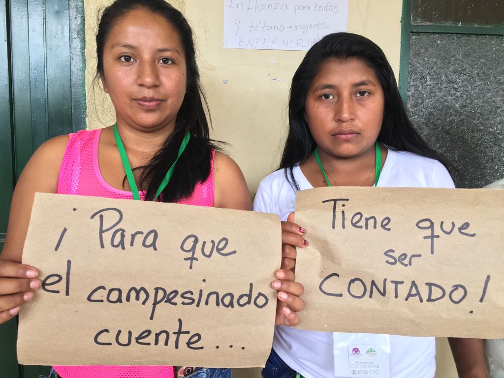 Campesinos y campesinas promoviendo la campaña de la tutela: para que el campesino cuente, tiene que ser contado.
