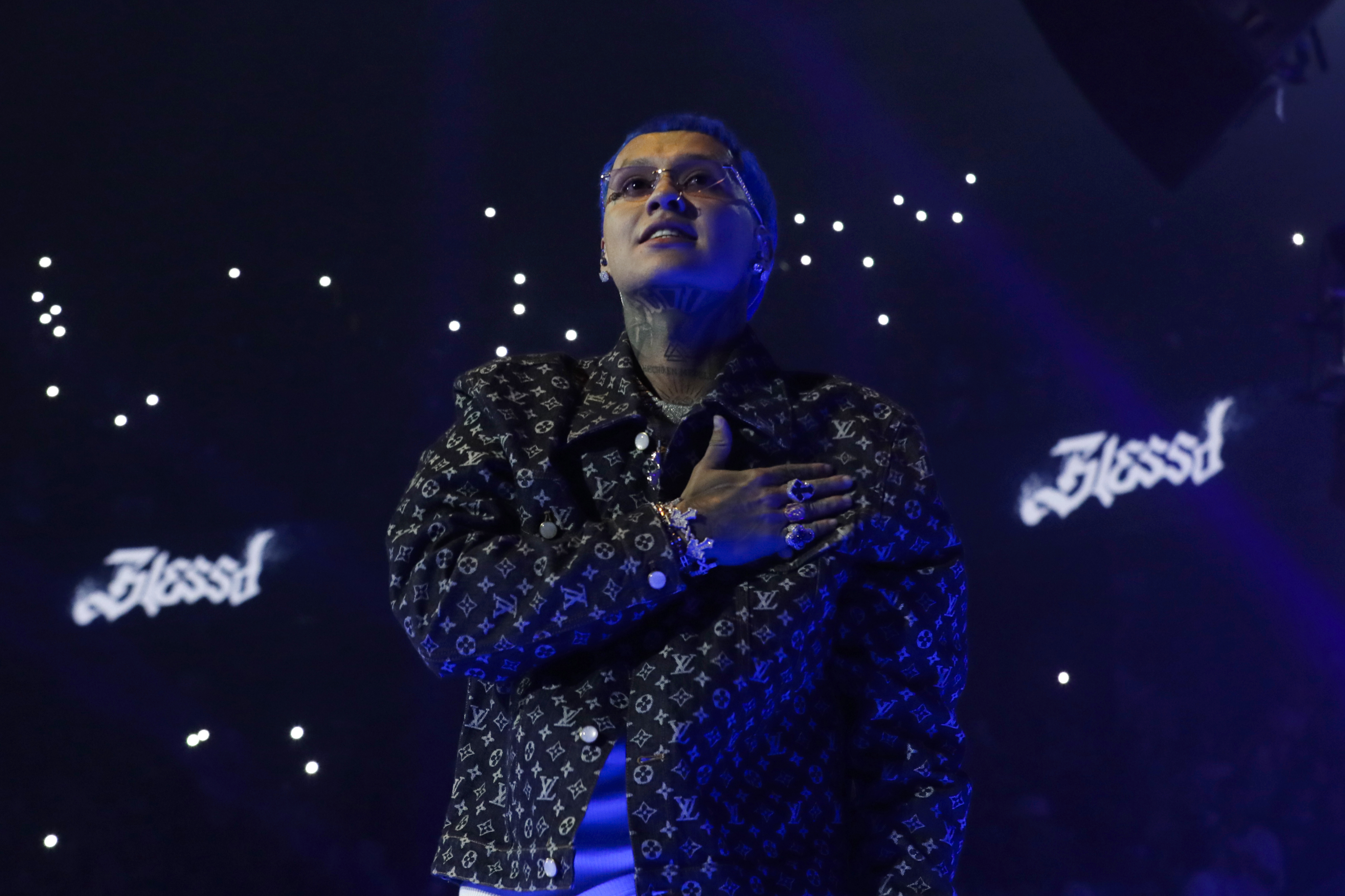 Blessd denunció sabotaje en un concierto en España. “¿Me bajo o qué?»